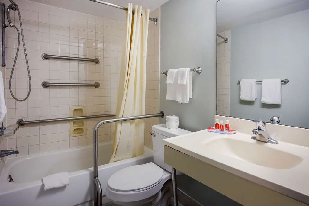 ECONO LODGE LIVE OAK-guestroom-Guest Room,Bathroom,On-Site.jpg