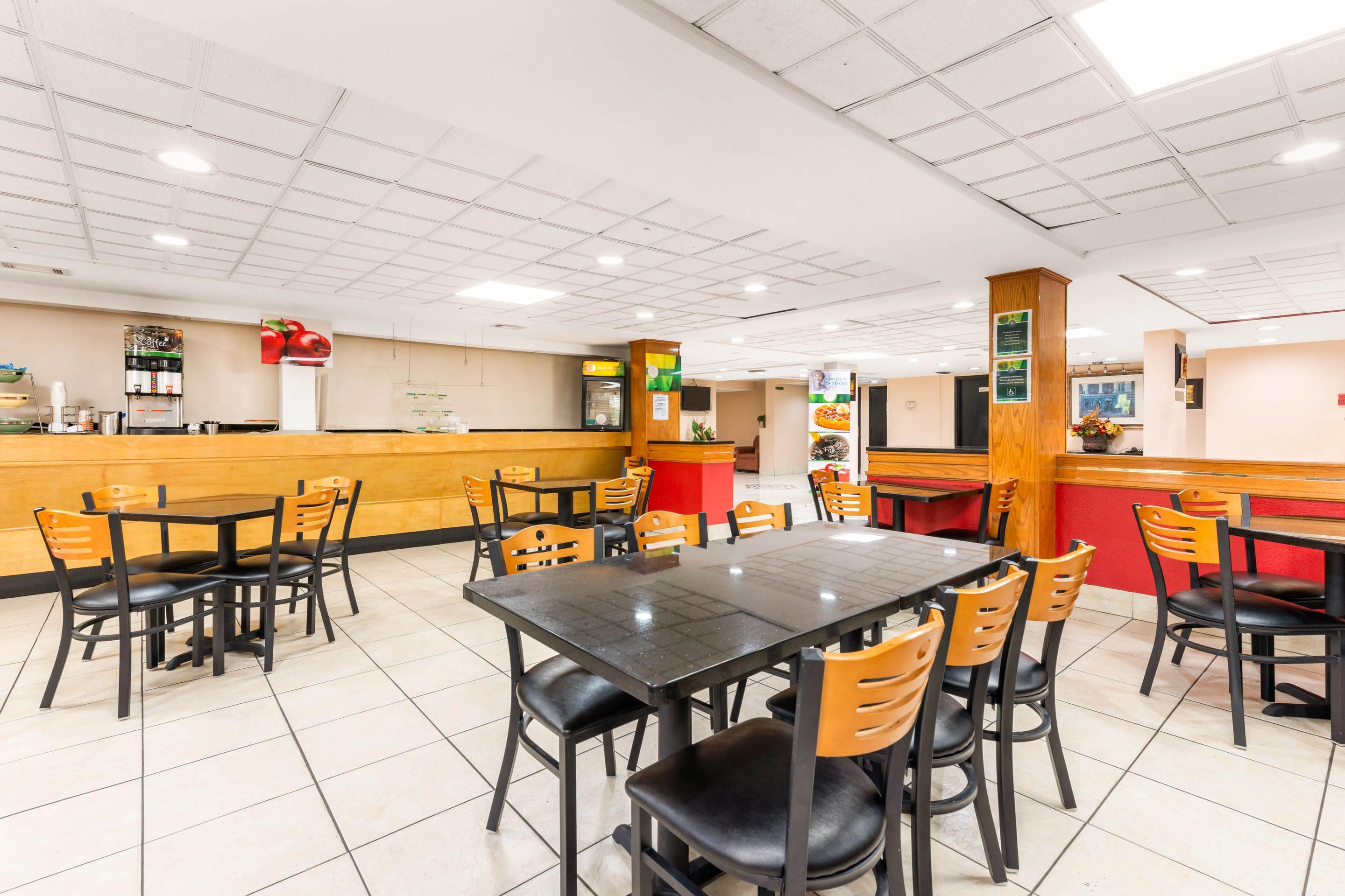 Spacious breakfast area | Quality Inn & Suites Orlando Airport