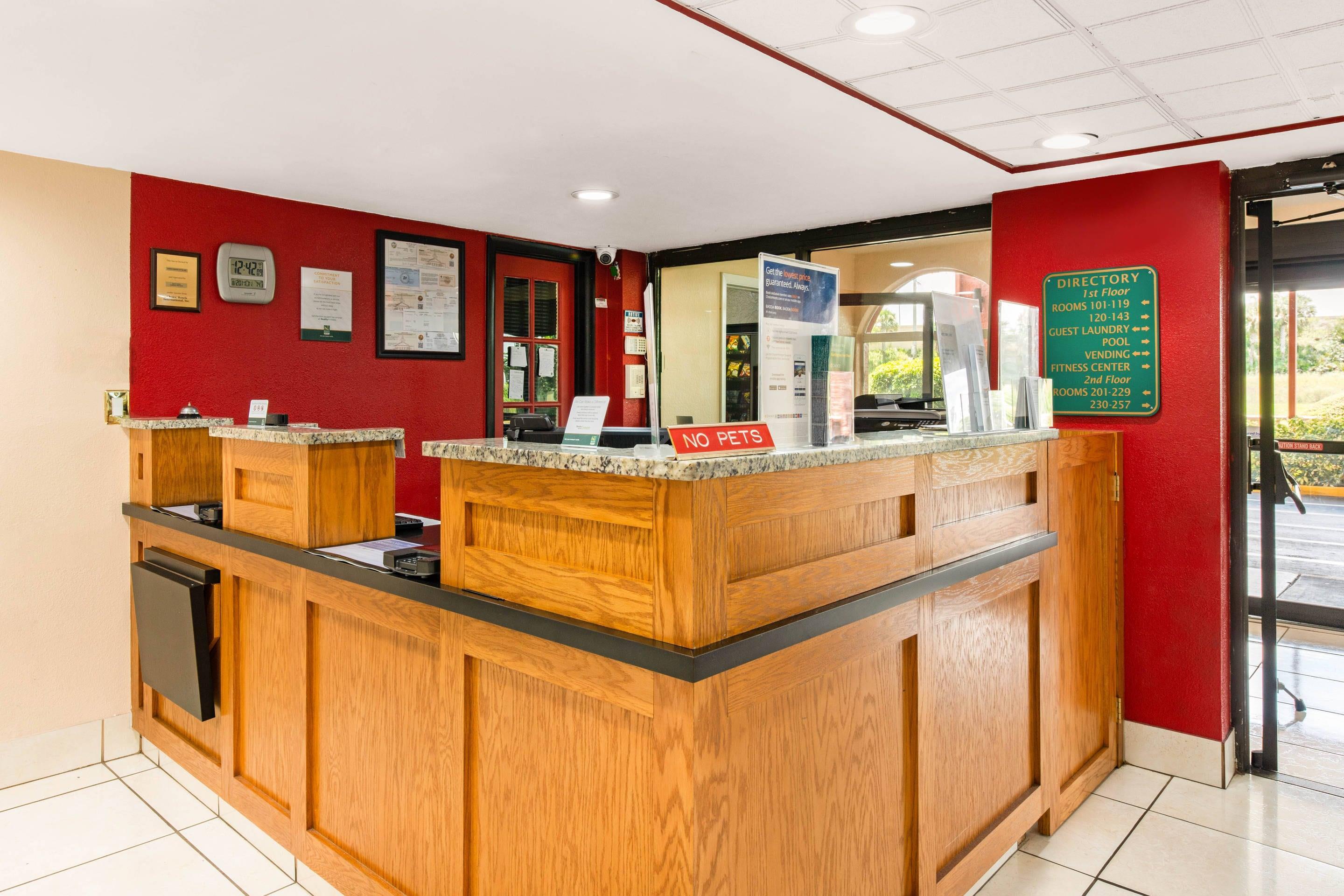 Front desk | Quality Inn & Suites Orlando Airport