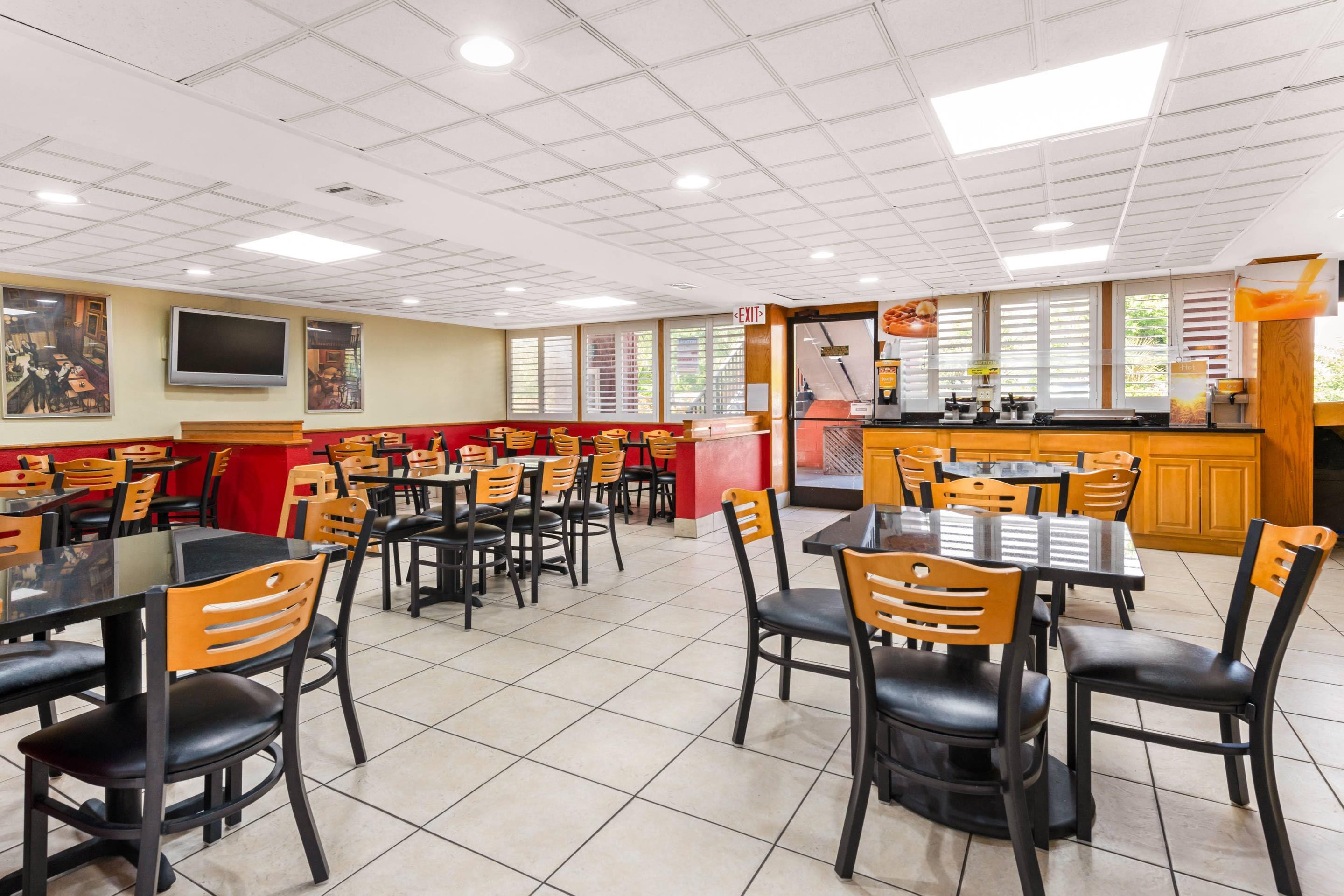Spacious breakfast area | Quality Inn & Suites Orlando Airport