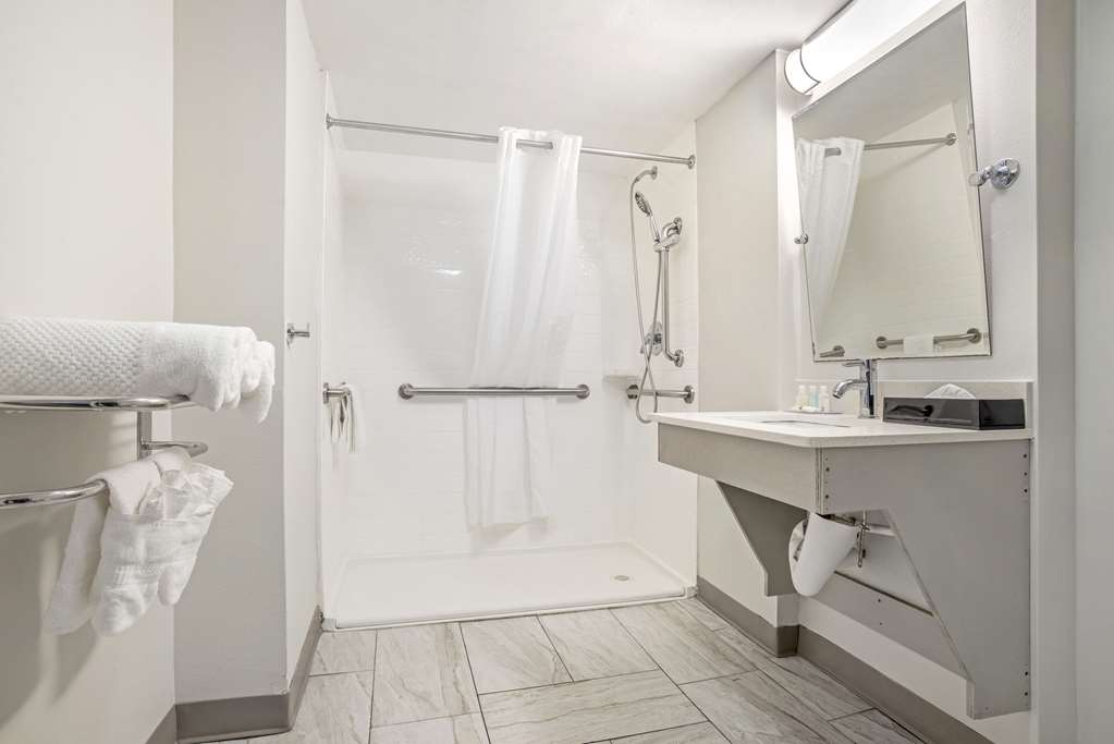 QUALITY INN PANAMA CITY NORTH-guestroom-Guest Room,Bathroom,On-Site.jpg