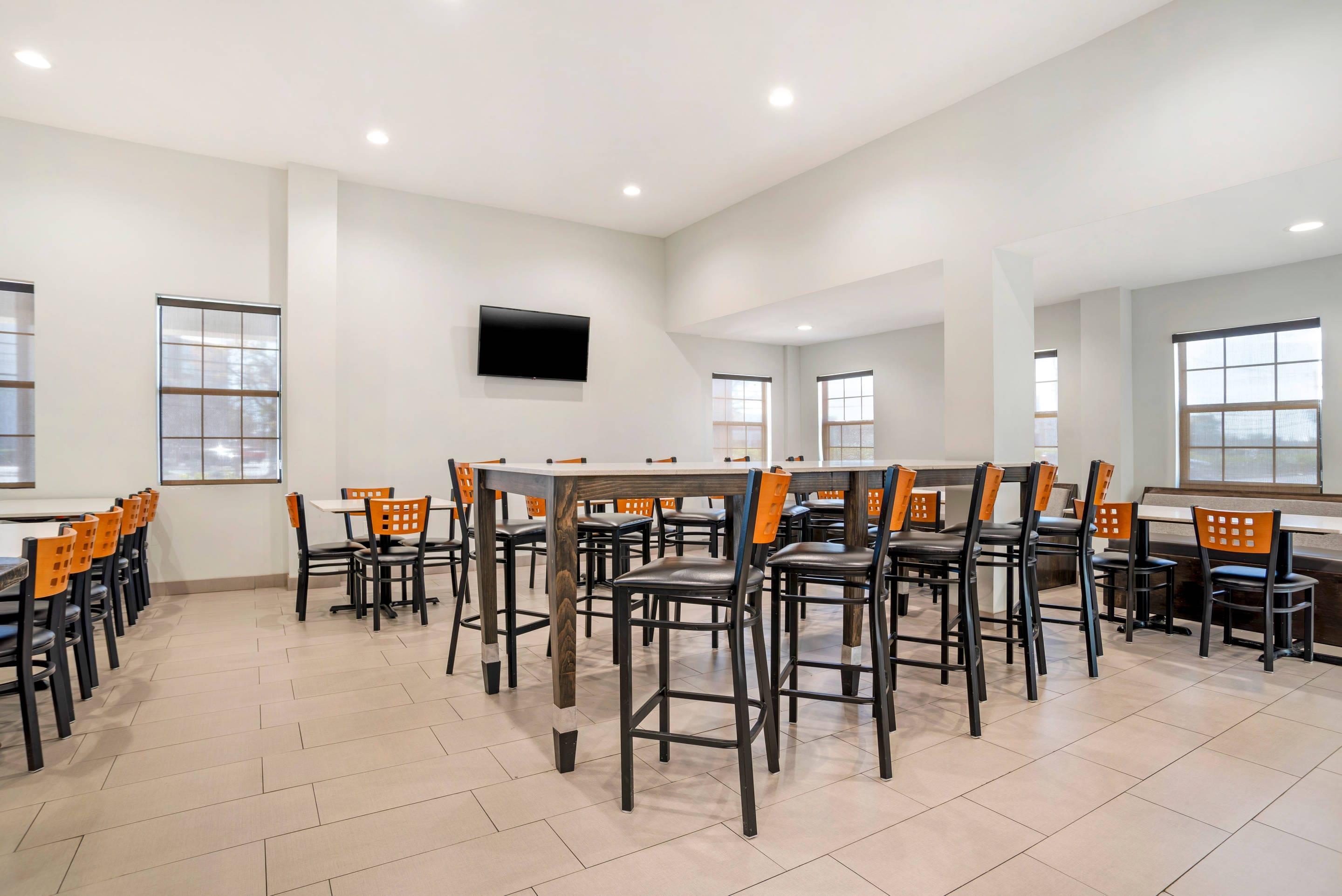 Enjoy breakfast in this seating area | Quality Inn & Conference Center