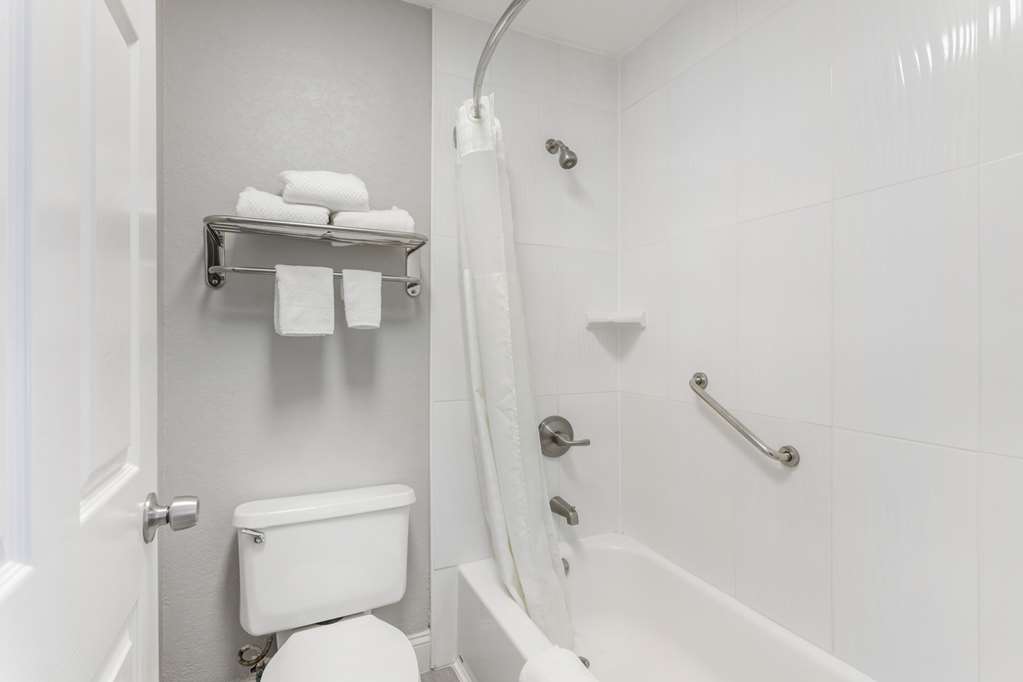 QUALITY INN GAINESVILLE NEAR UNIVER-guestroom-Guest Room,Bathroom,On-Site.jpg