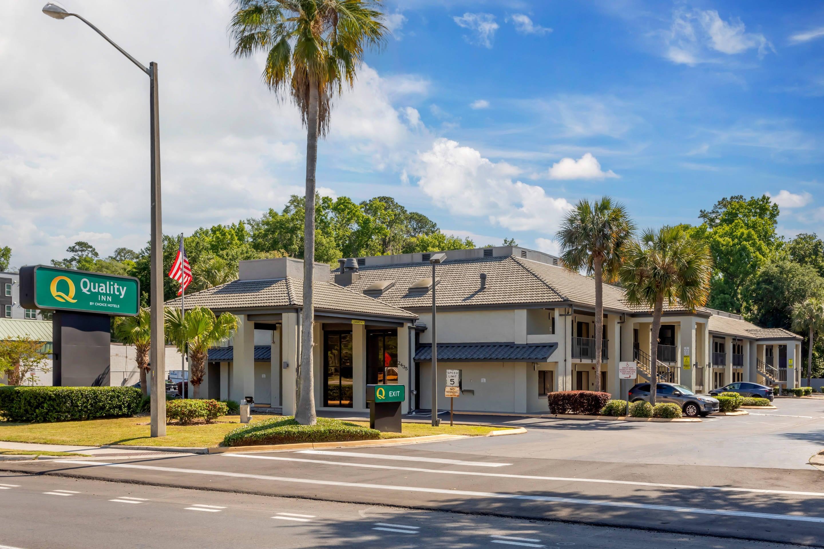 Hotel exterior | Quality Inn University