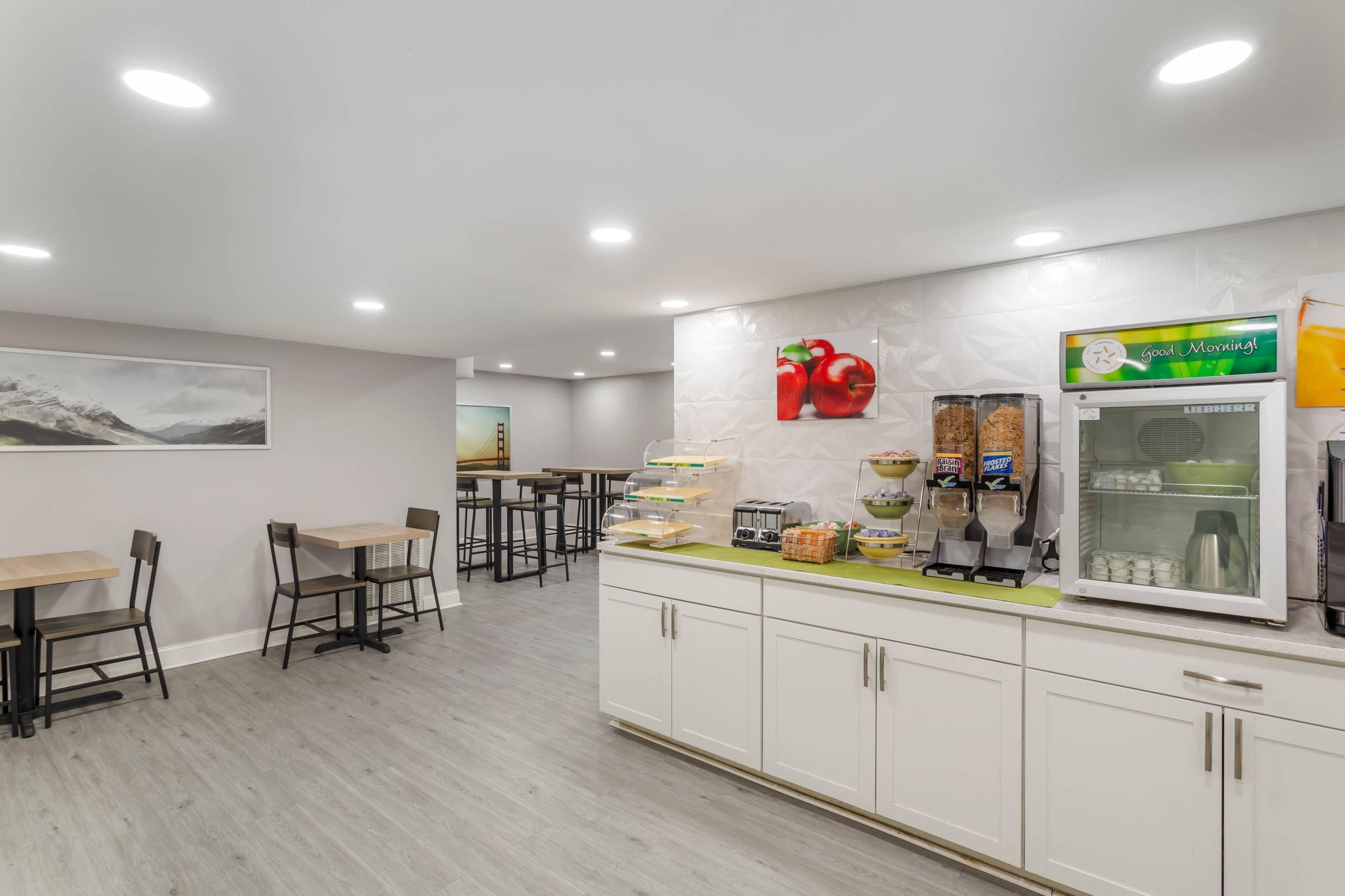 Breakfast counter | Quality Inn University
