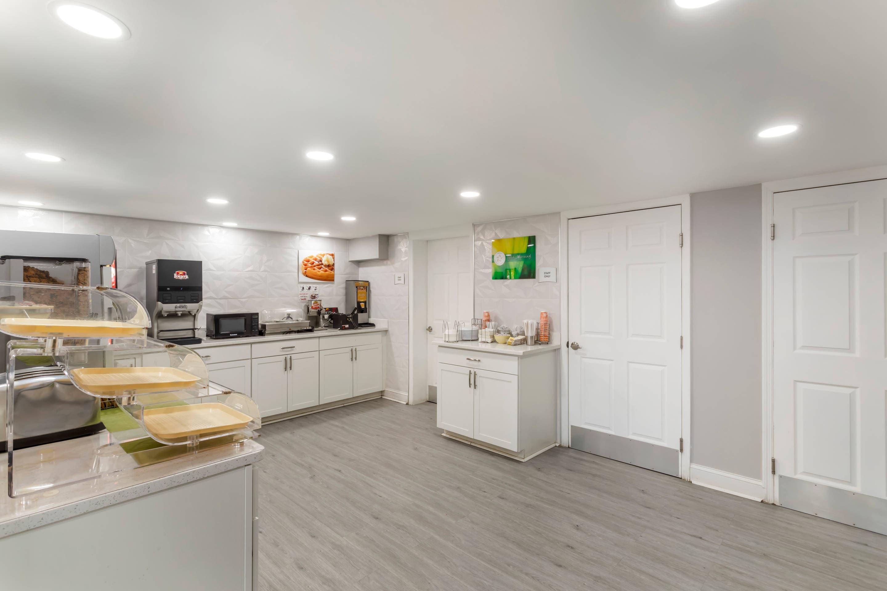 Breakfast area | Quality Inn University