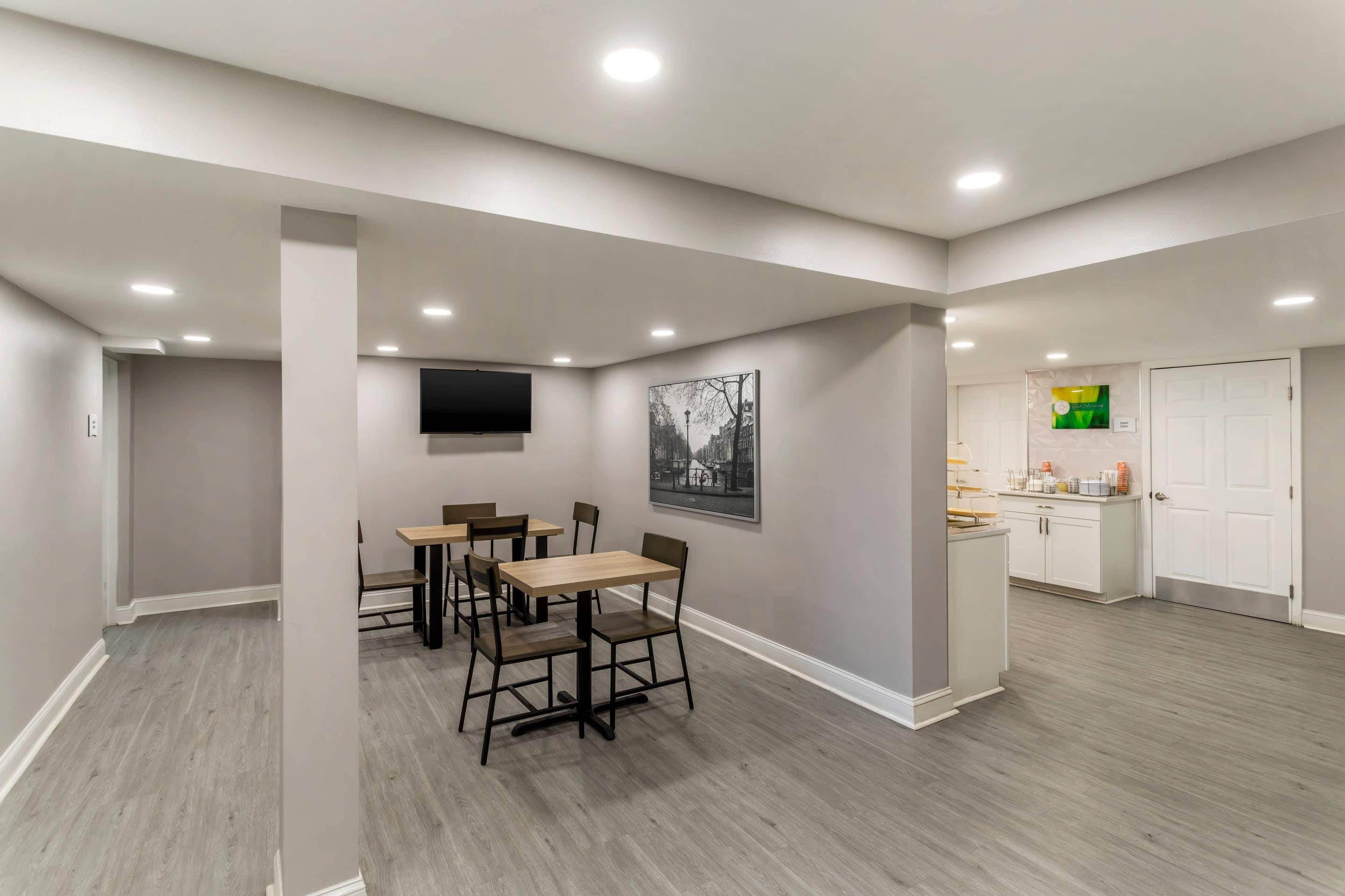 Breakfast area | Quality Inn University