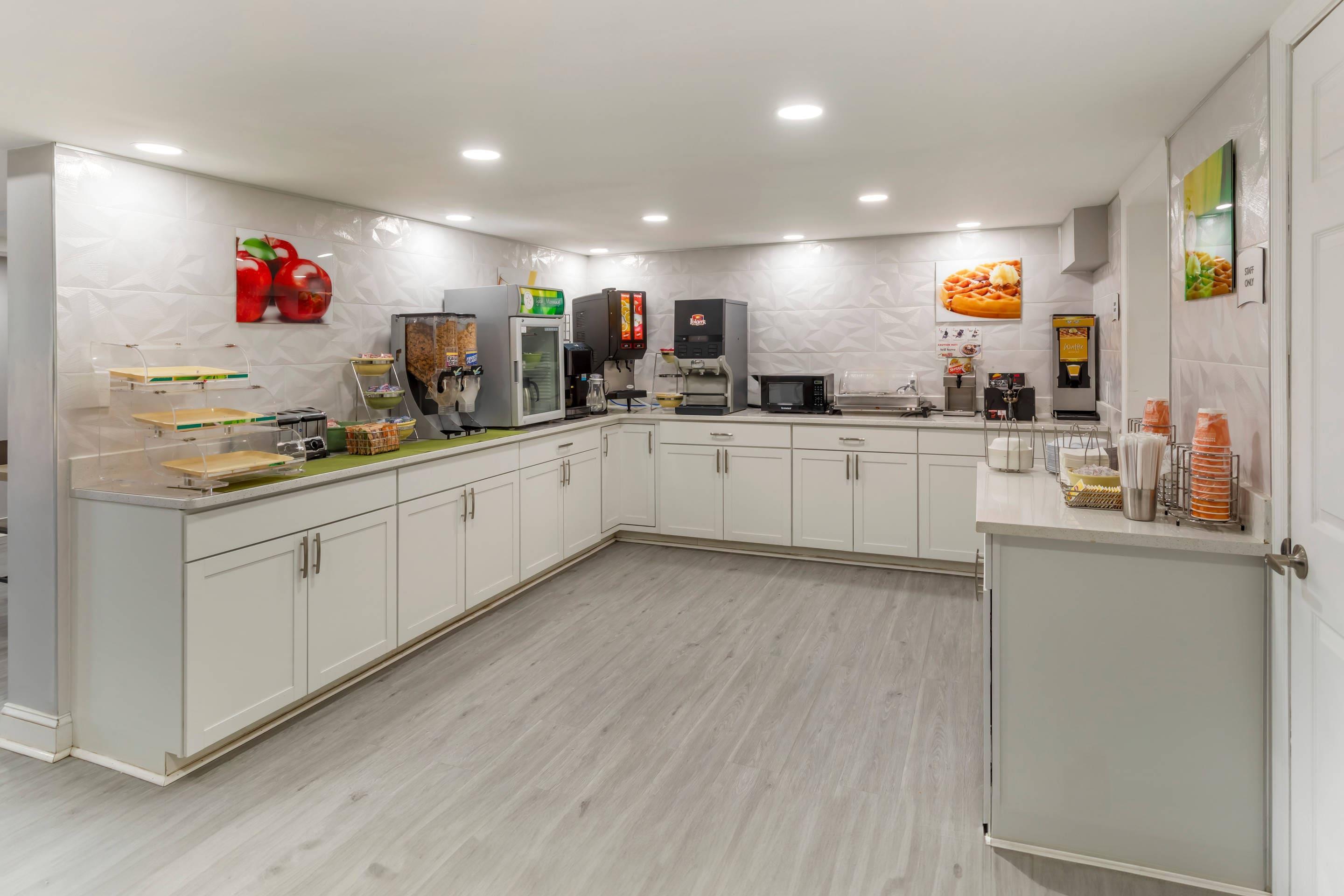 Breakfast area | Quality Inn University