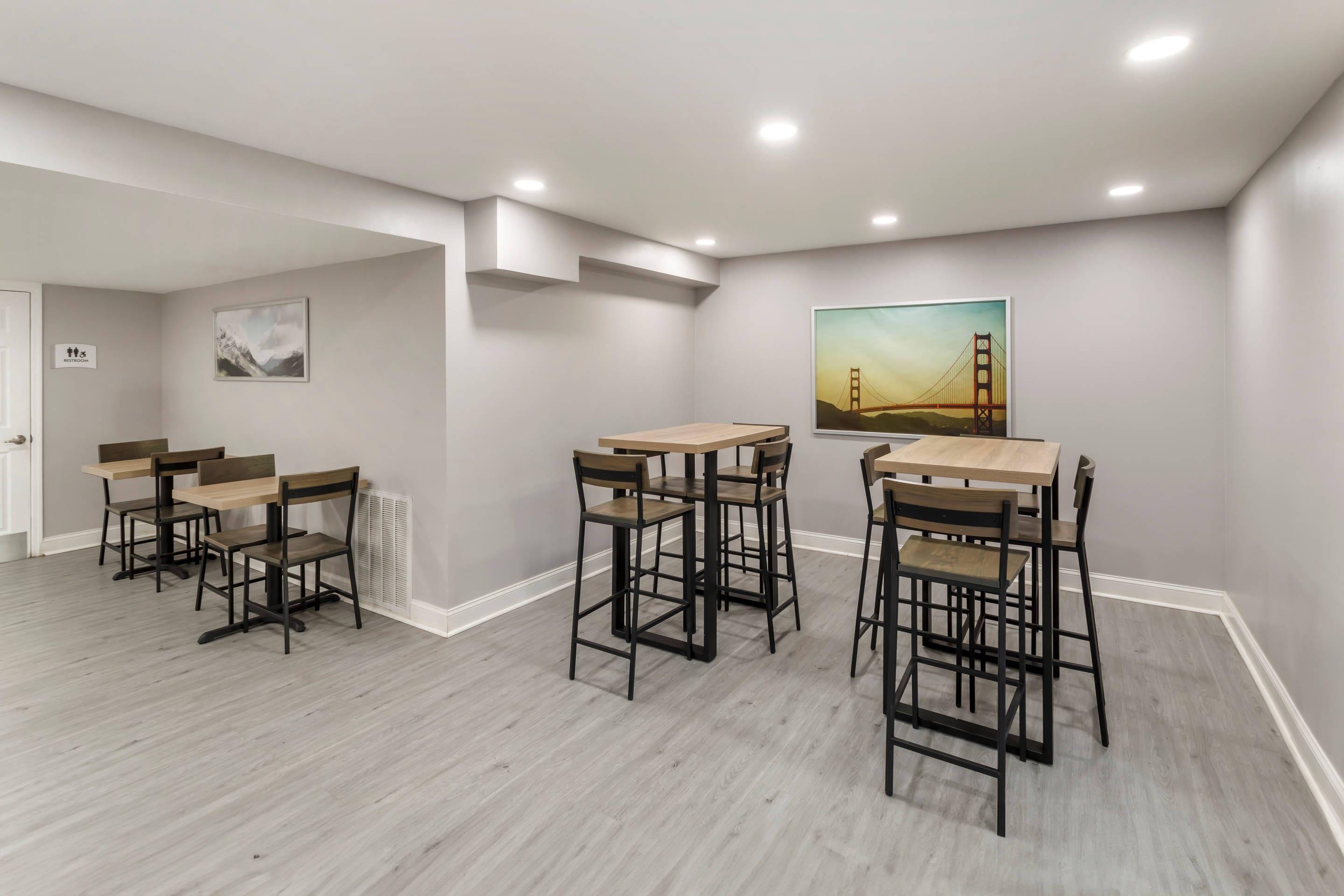 Breakfast area | Quality Inn University