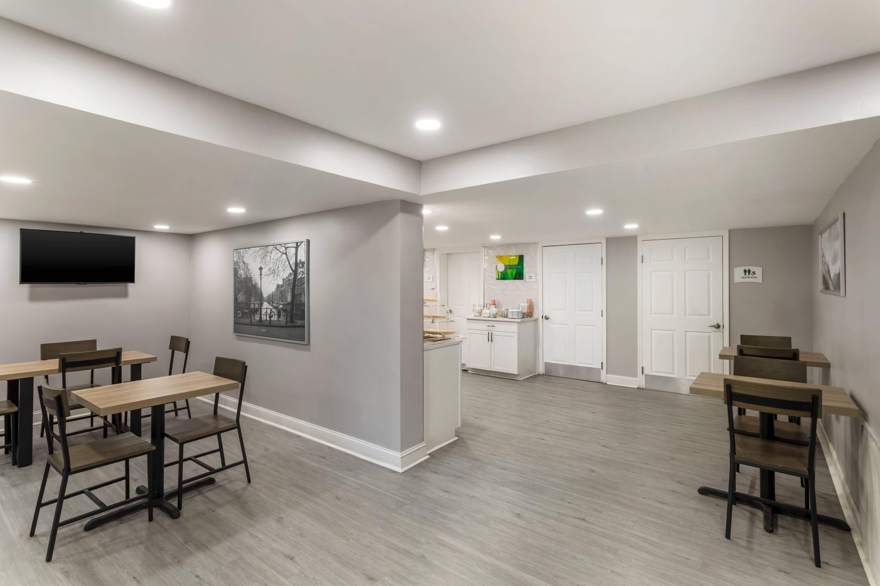 Breakfast area | Quality Inn University
