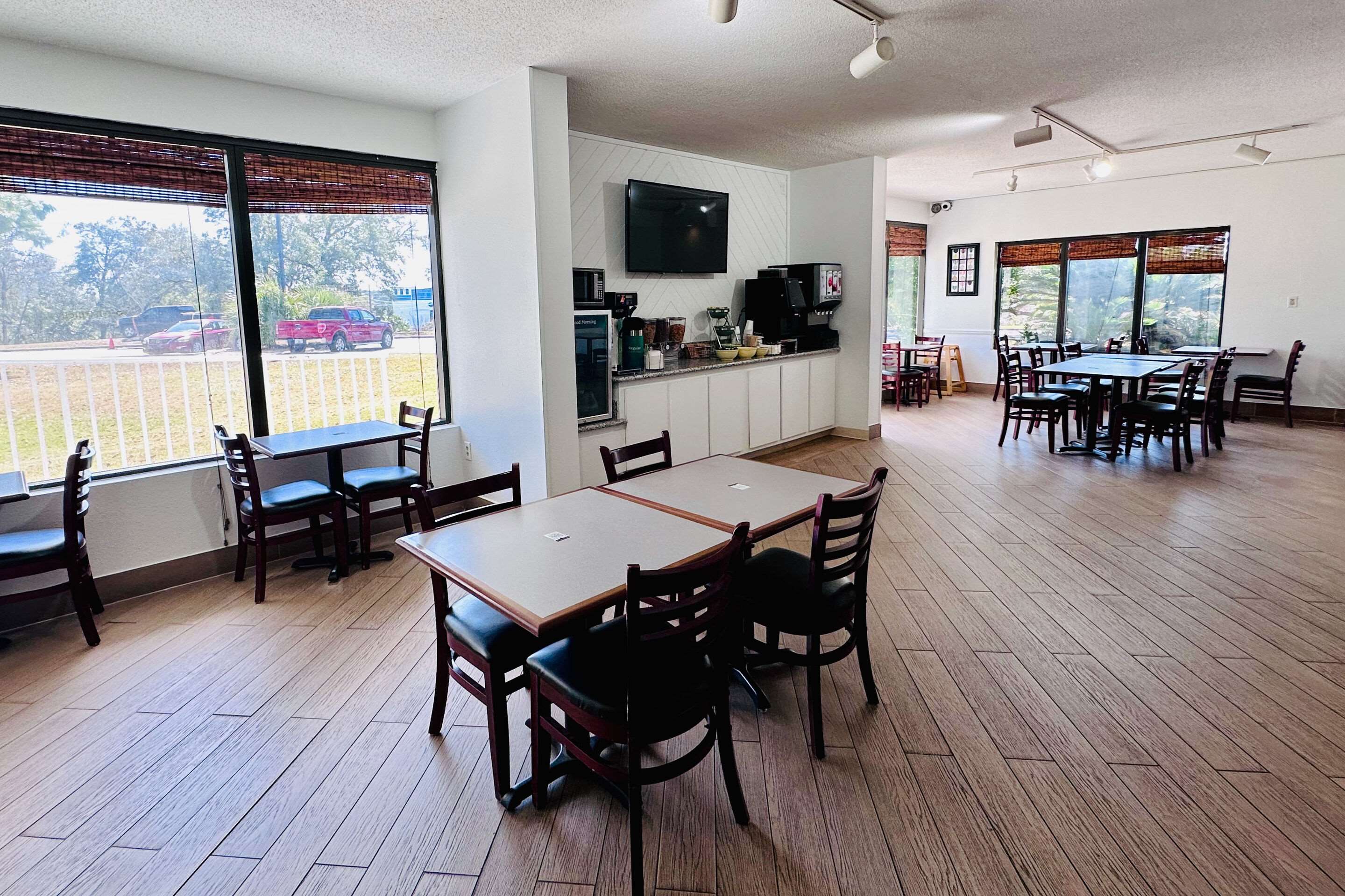 Breakfast area | Quality Inn At Eglin AFB