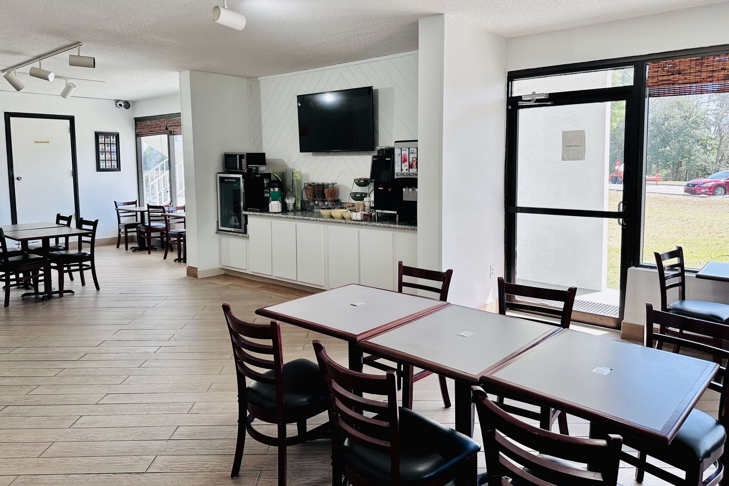 Breakfast area | Quality Inn At Eglin AFB