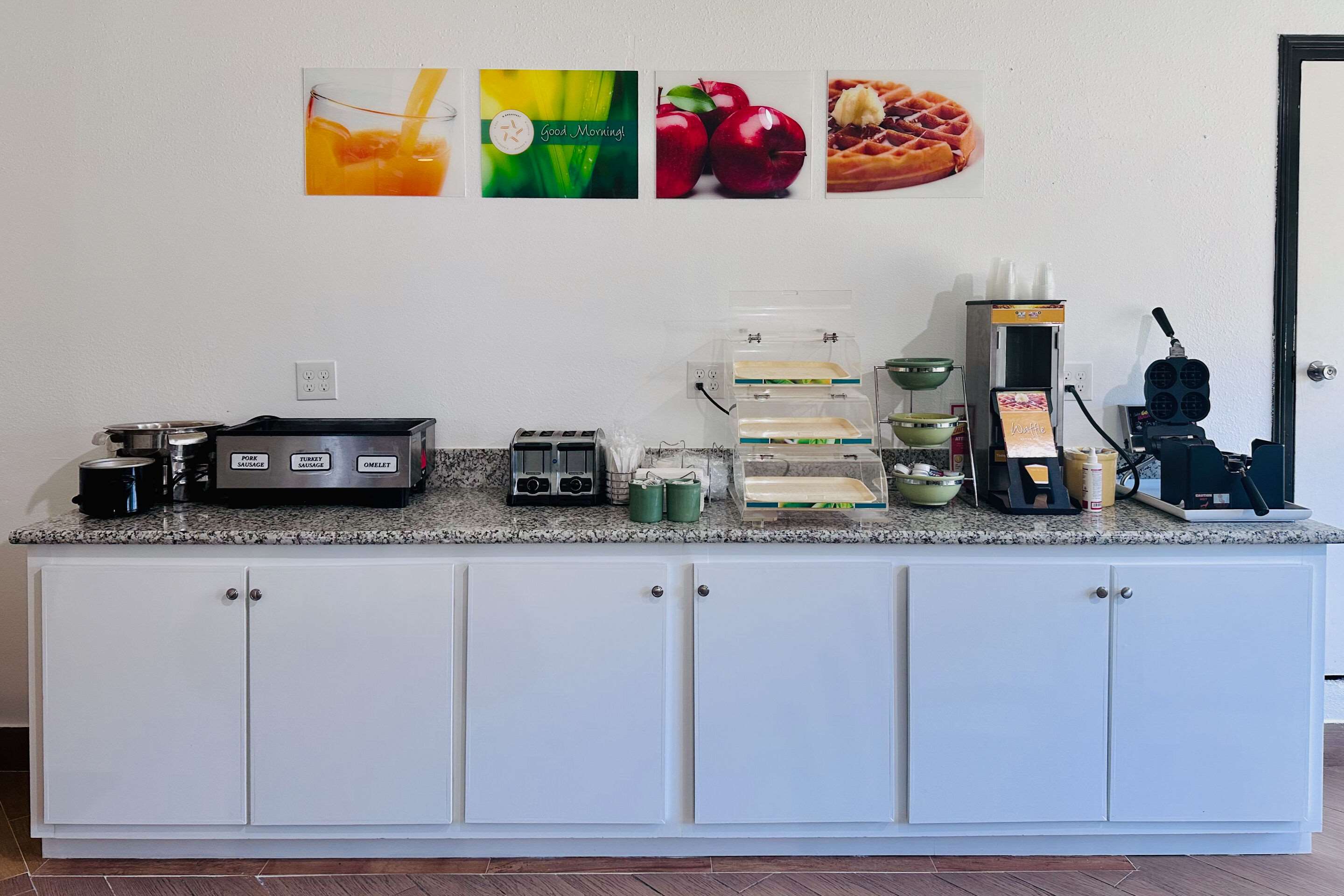 Breakfast area | Quality Inn At Eglin AFB