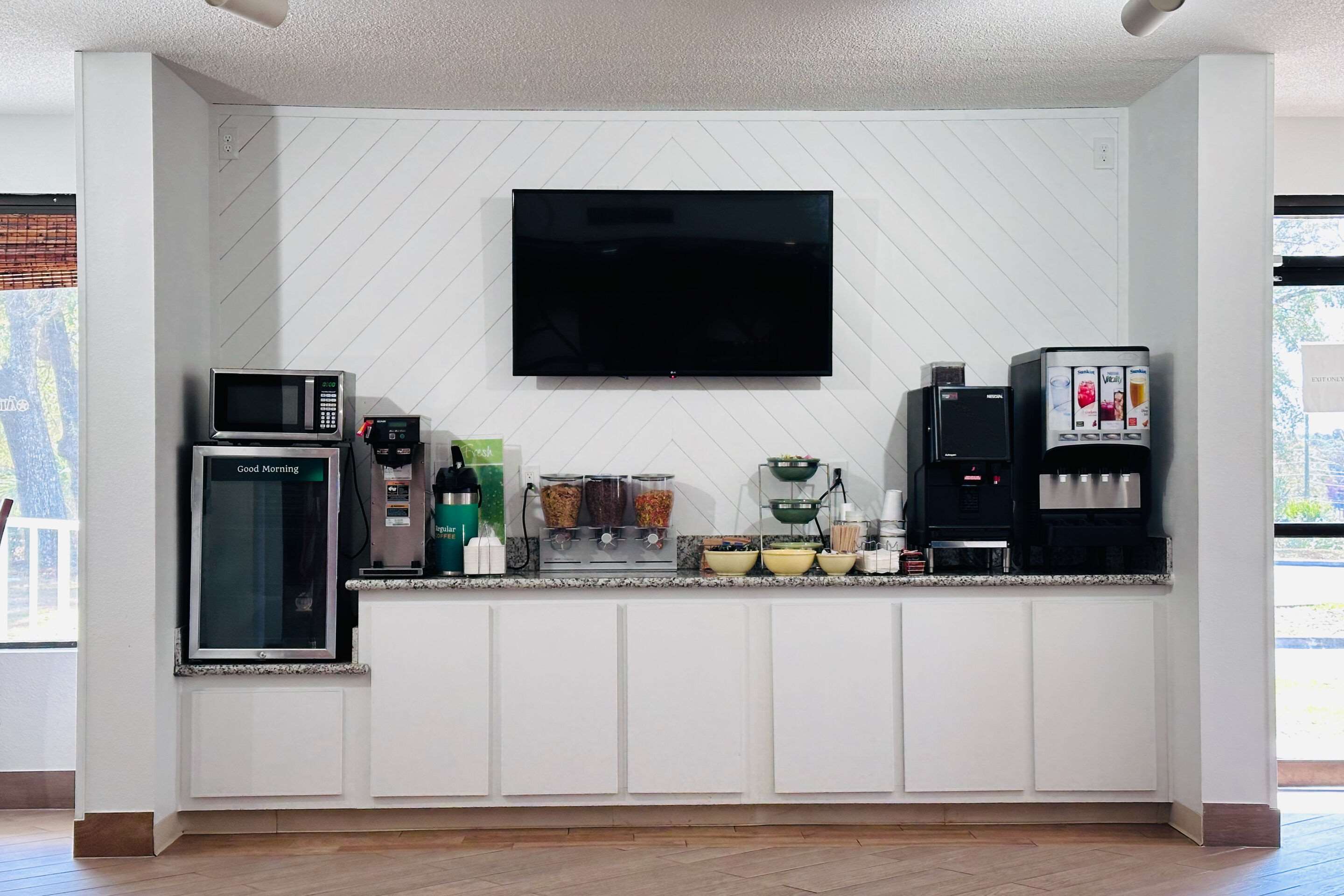 Breakfast area | Quality Inn At Eglin AFB