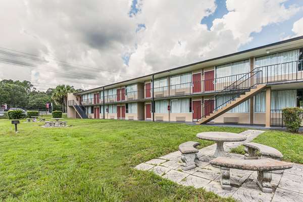 Pool - Econo Lodge North Tallahassee