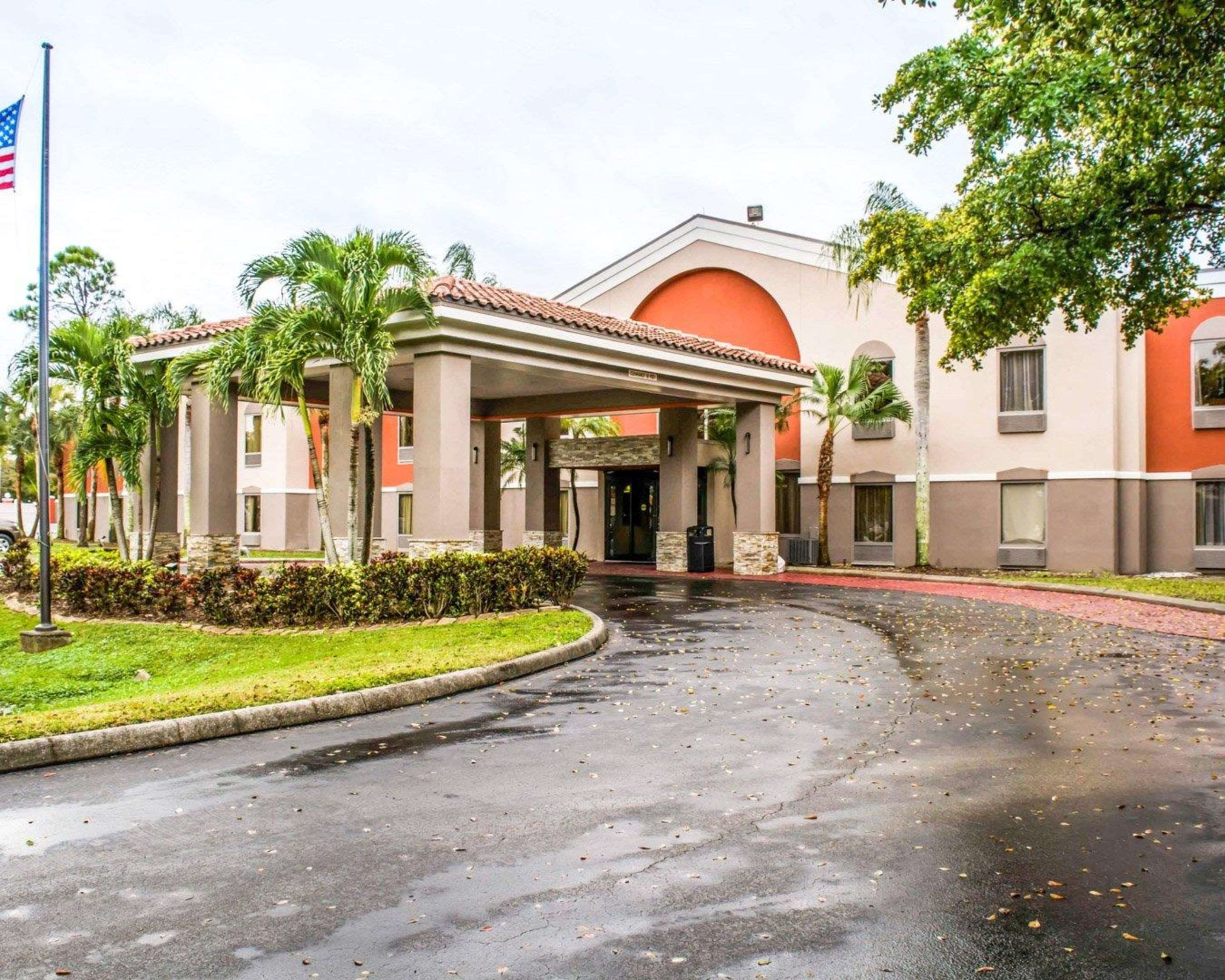 Hotel entrance | Quality Suites Fort Myers - I-75