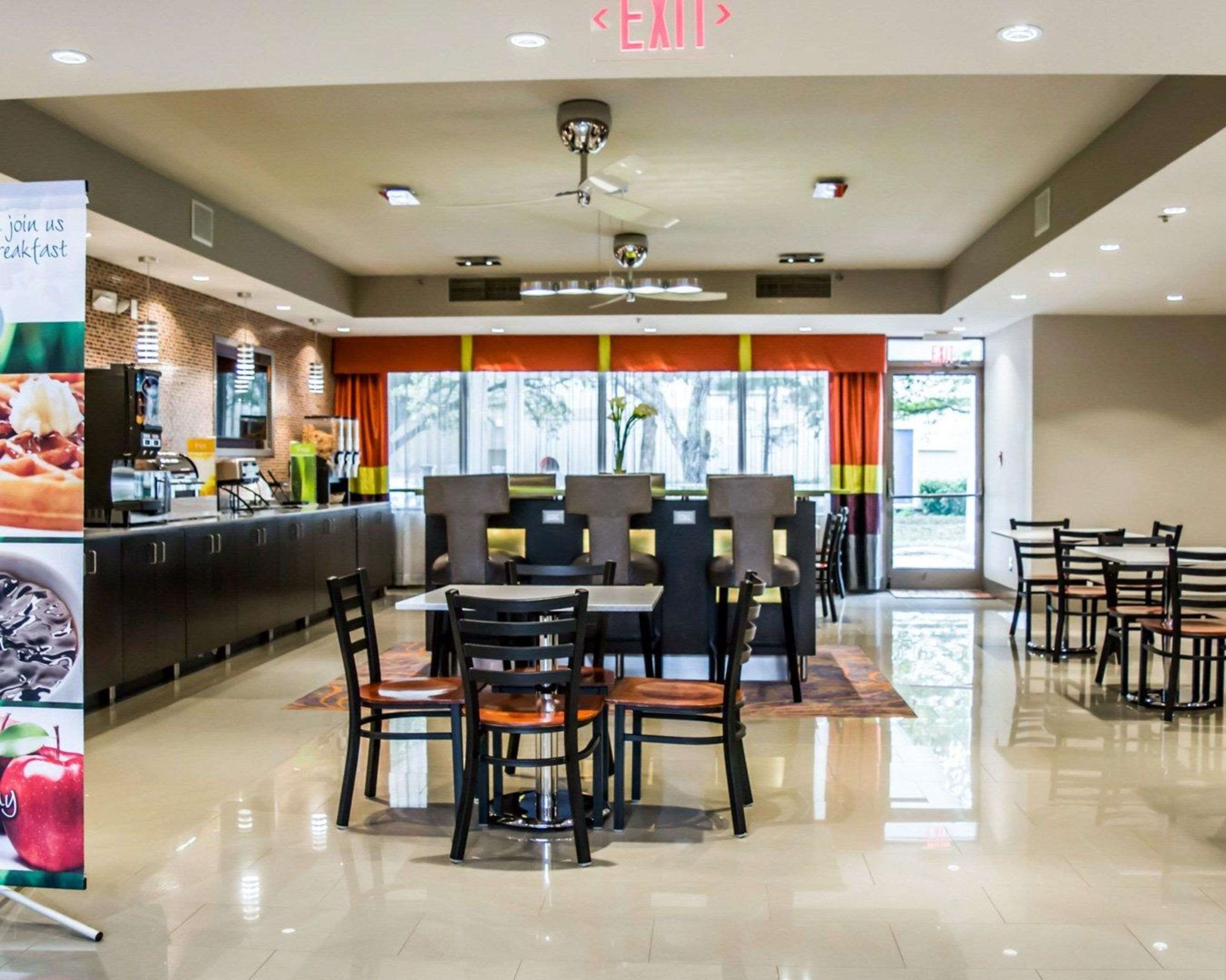 Breakfast room | Quality Suites Fort Myers - I-75