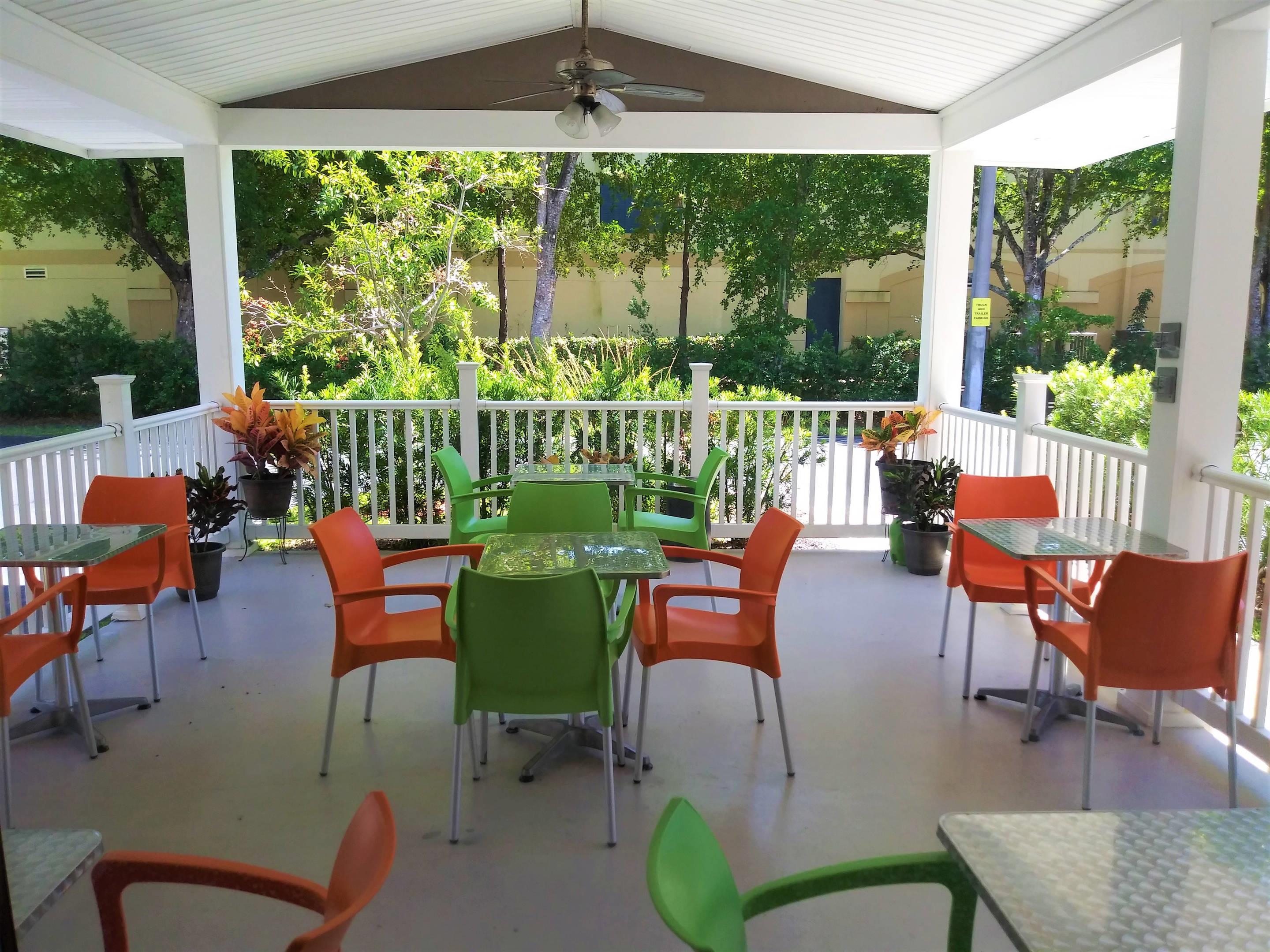 Hotel patio | Quality Suites Fort Myers - I-75