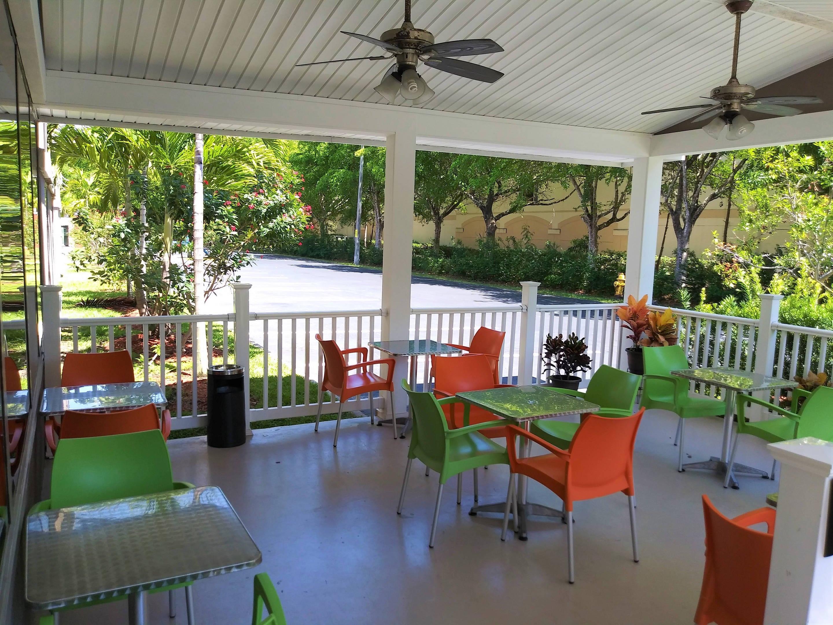 Hotel patio | Quality Suites Fort Myers - I-75