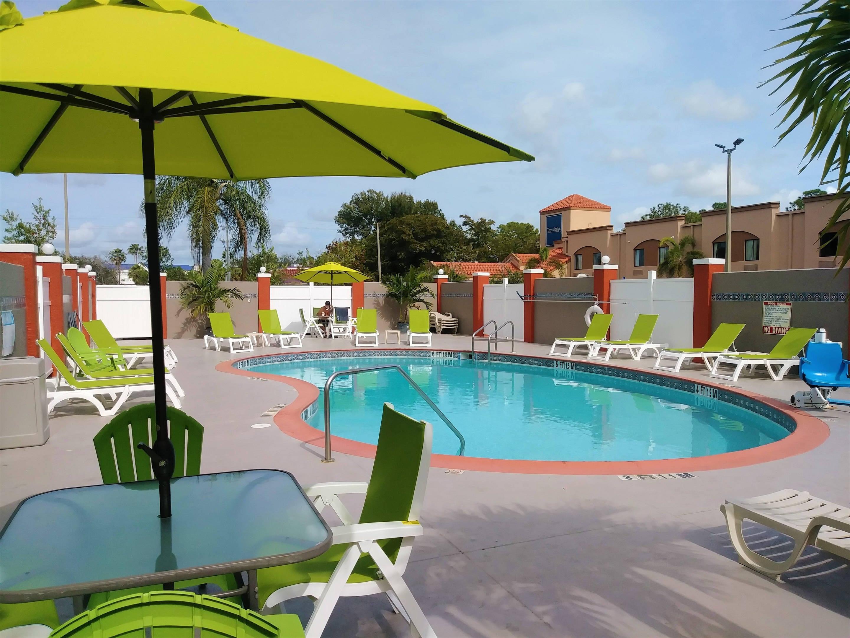 Outdoor pool | Quality Suites Fort Myers - I-75