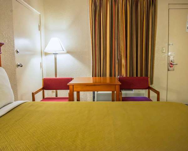  - Econo Lodge Panama City