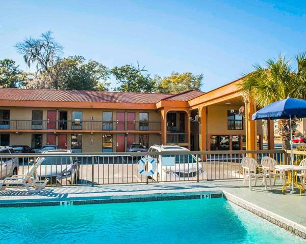 Pool - Econo Lodge Panama City