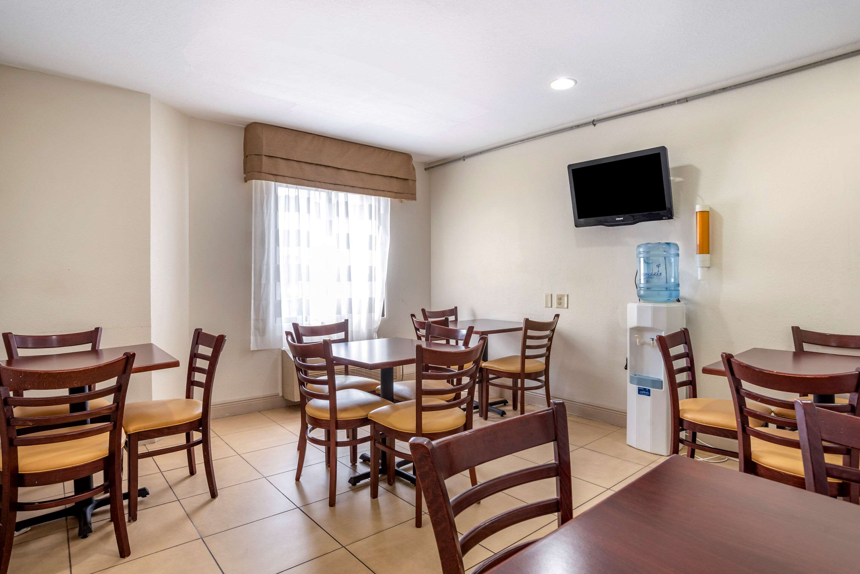 Enjoy breakfast in this seating area | Sleep Inn near Sandestin Beach
