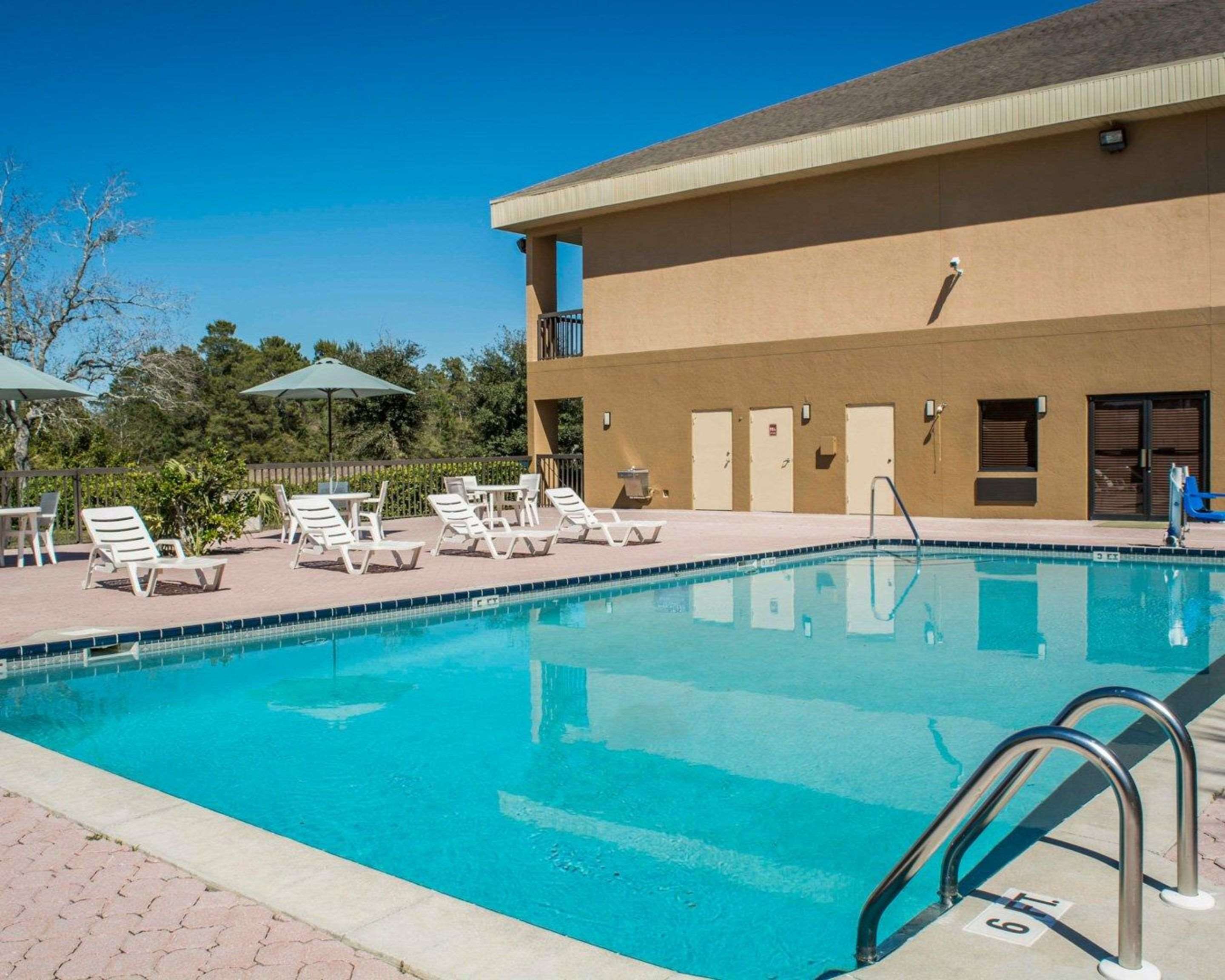 Outdoor pool | Quality Inn Weeki Wachee