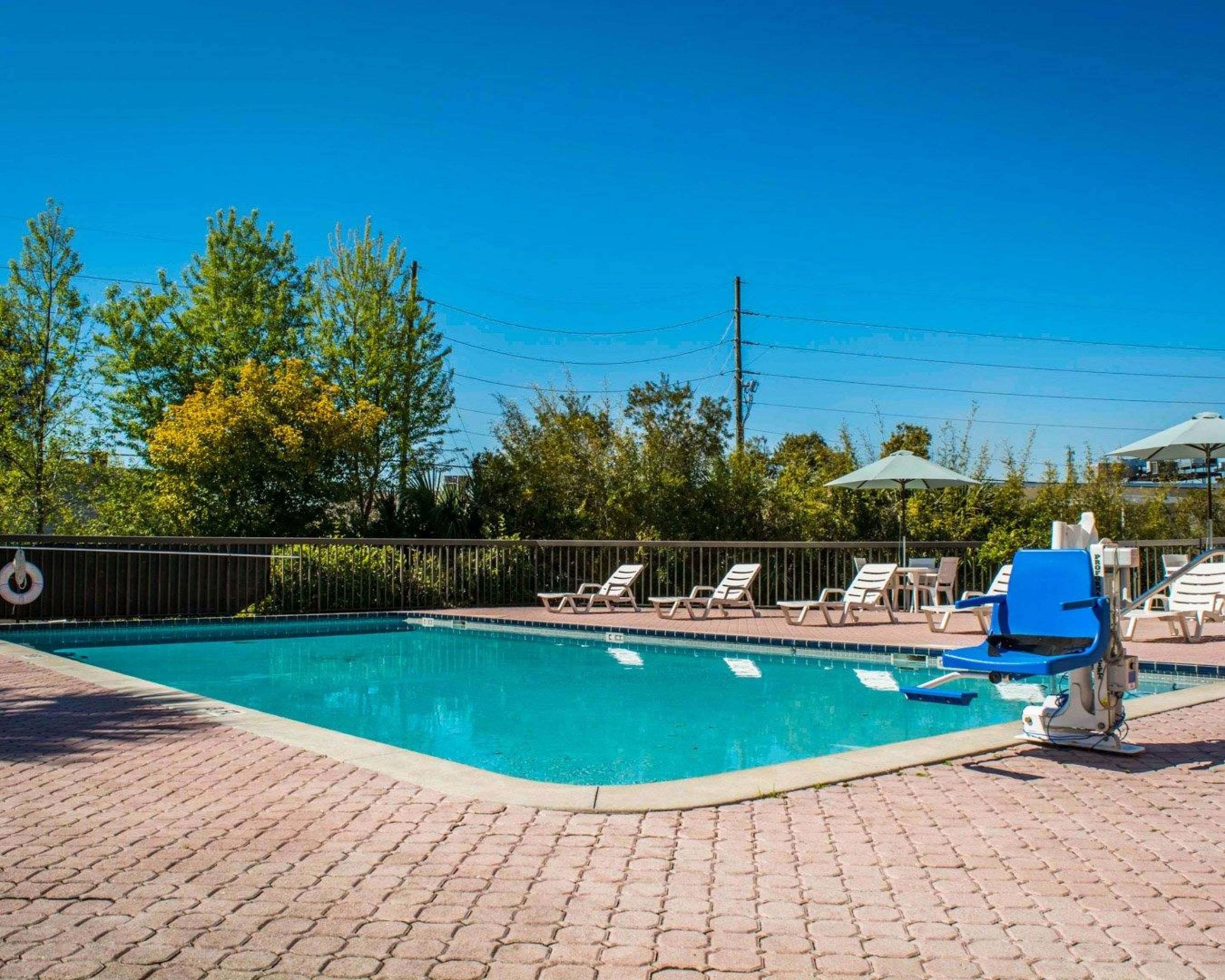 Outdoor pool with sundeck | Quality Inn Weeki Wachee