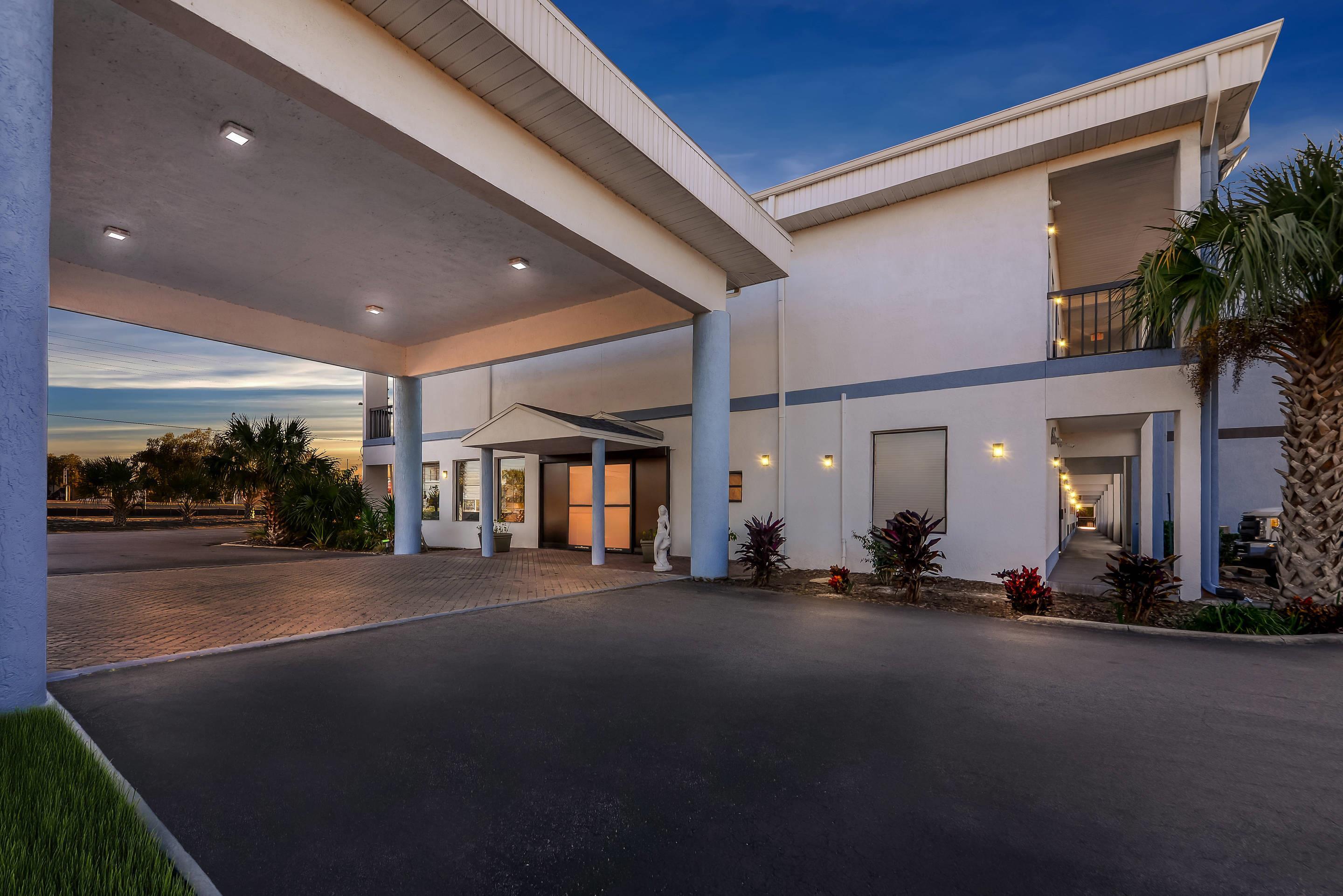 Hotel at night | Quality Inn Weeki Wachee