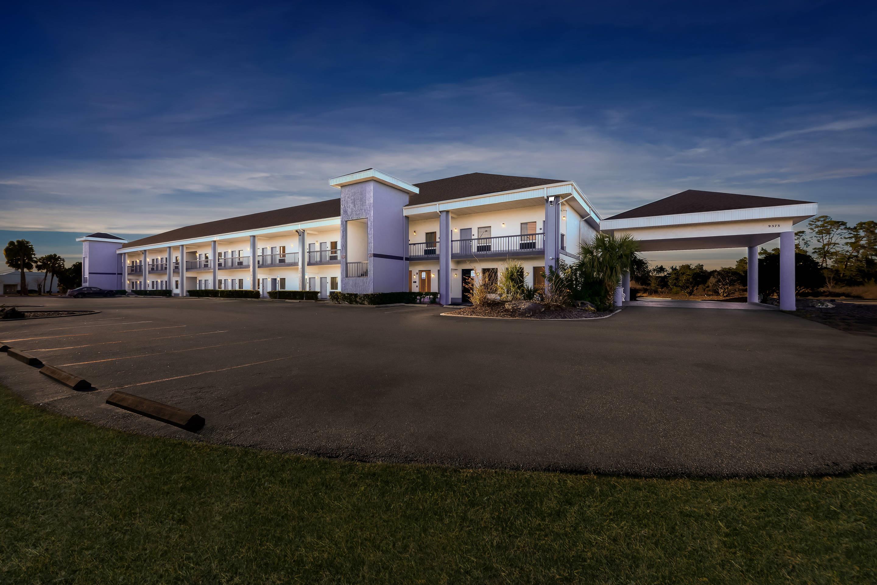 Hotel at night | Quality Inn Weeki Wachee