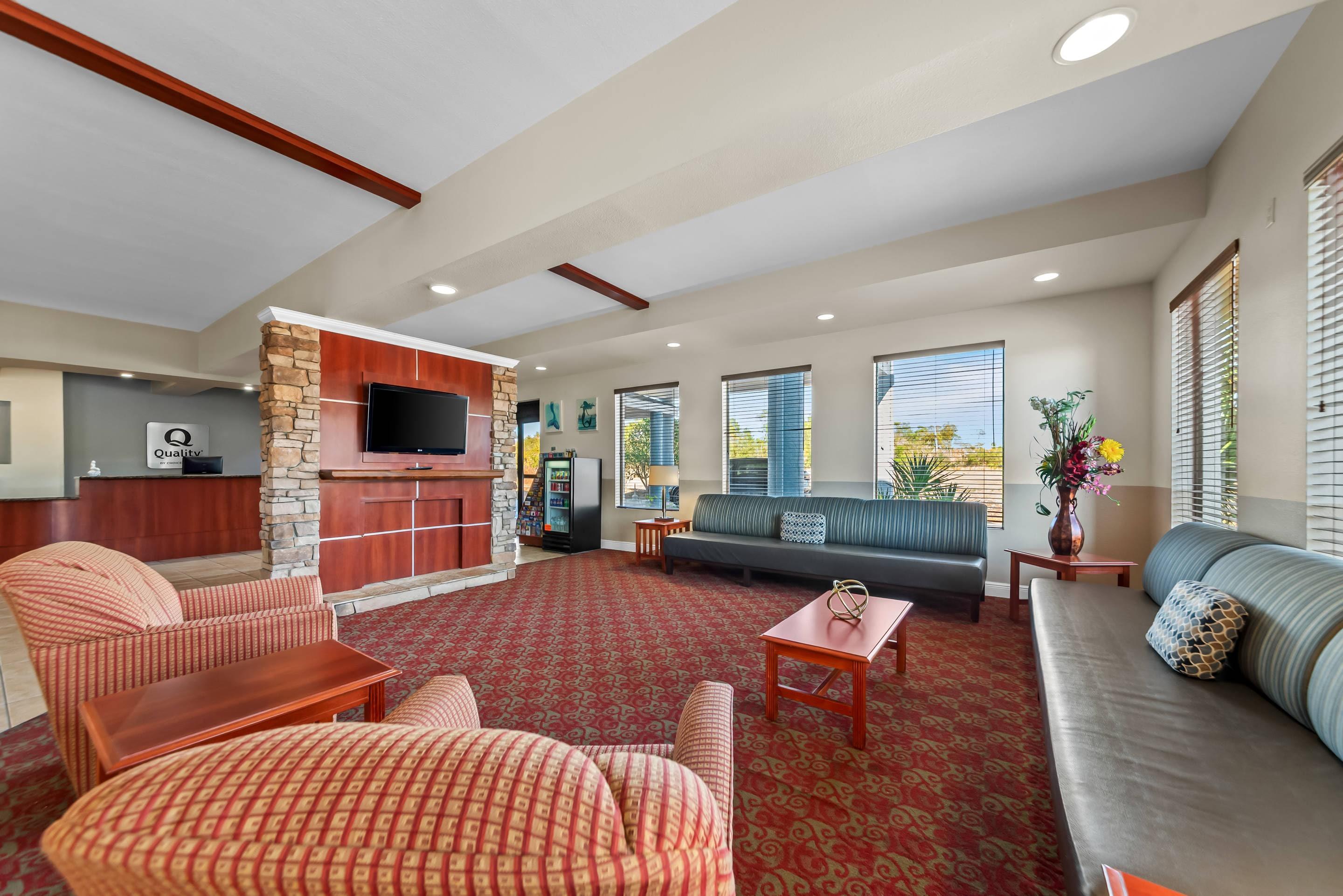 Lobby with sitting area | Quality Inn Weeki Wachee