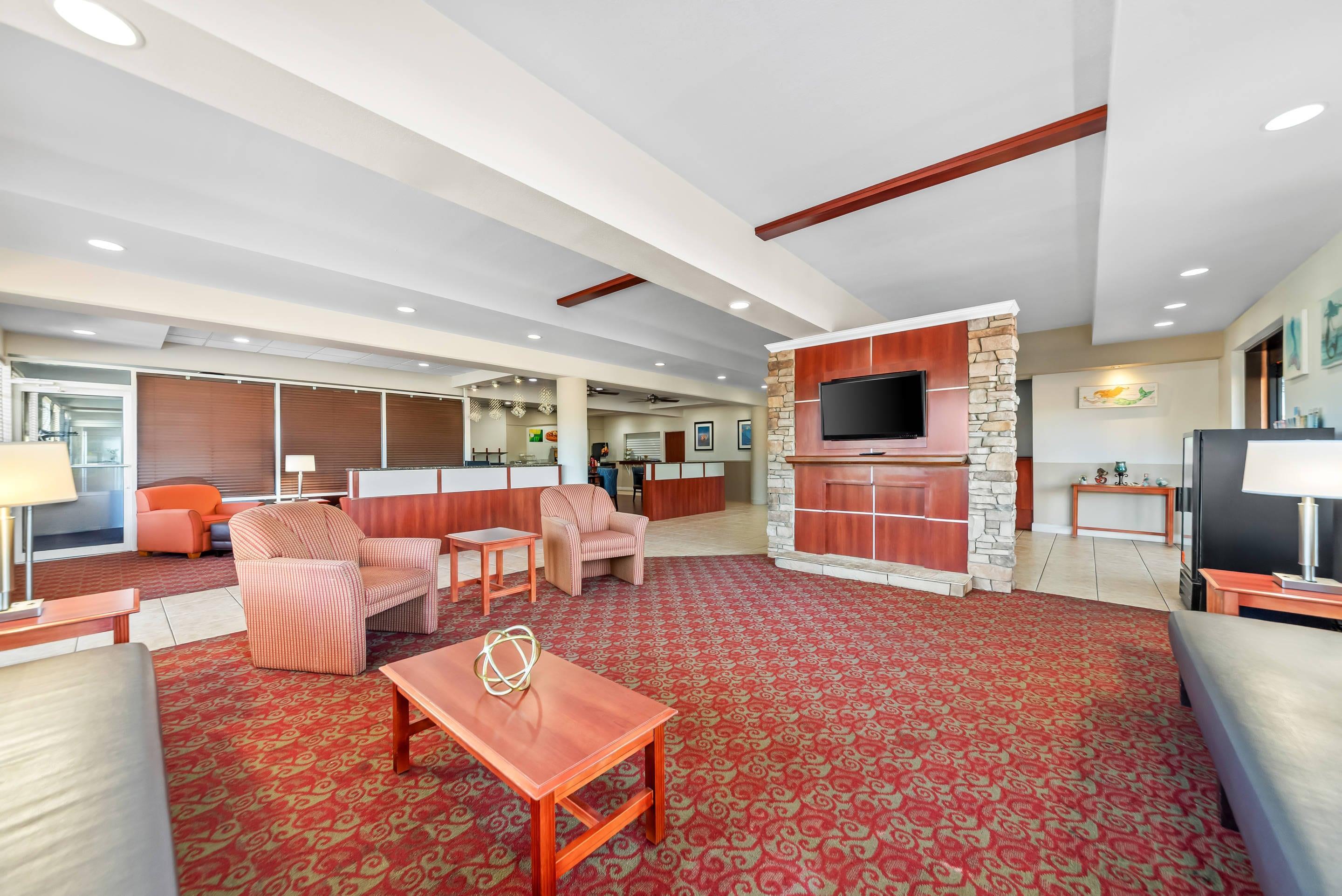 Lobby with sitting area | Quality Inn Weeki Wachee