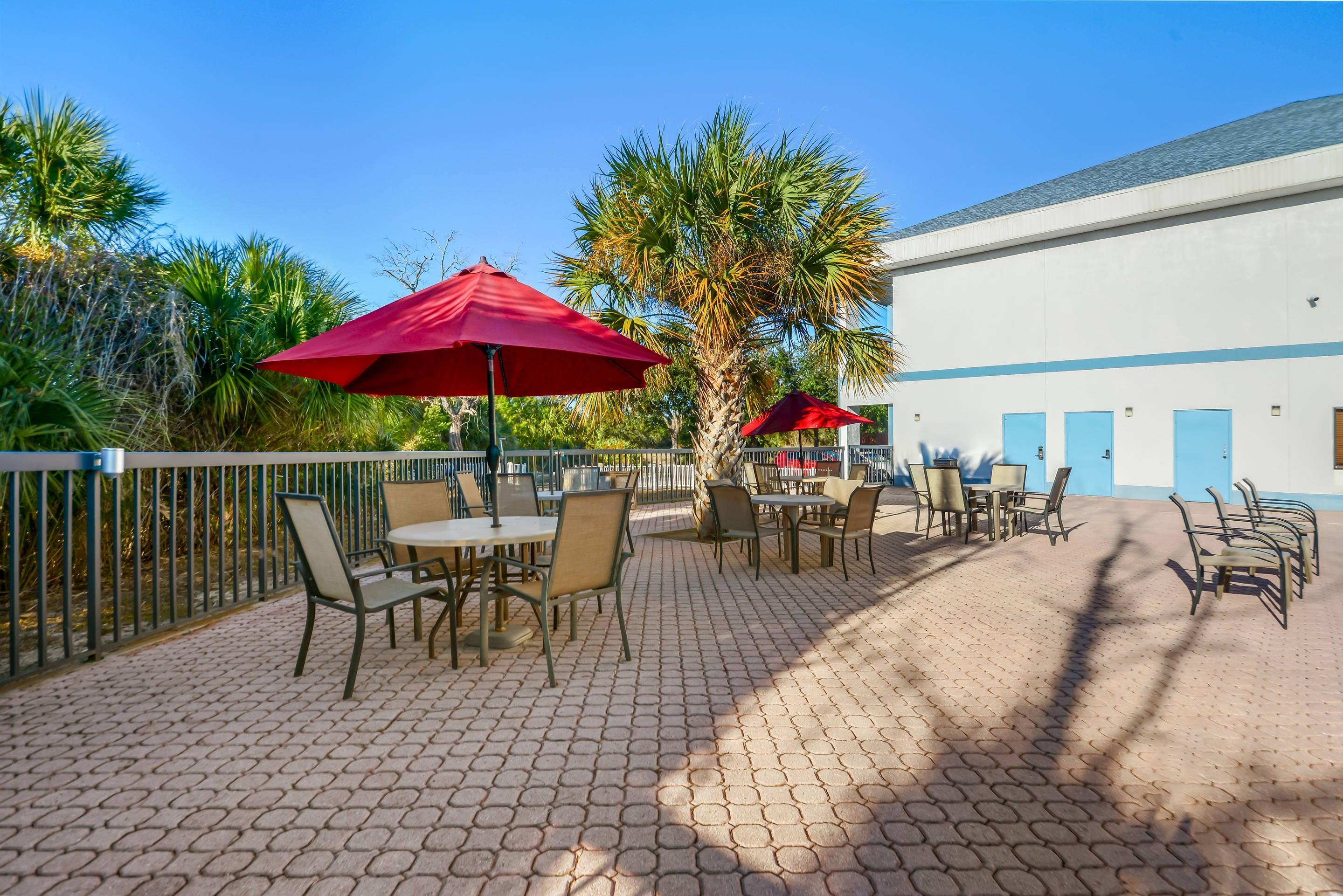 Outdoor pool | Quality Inn Weeki Wachee