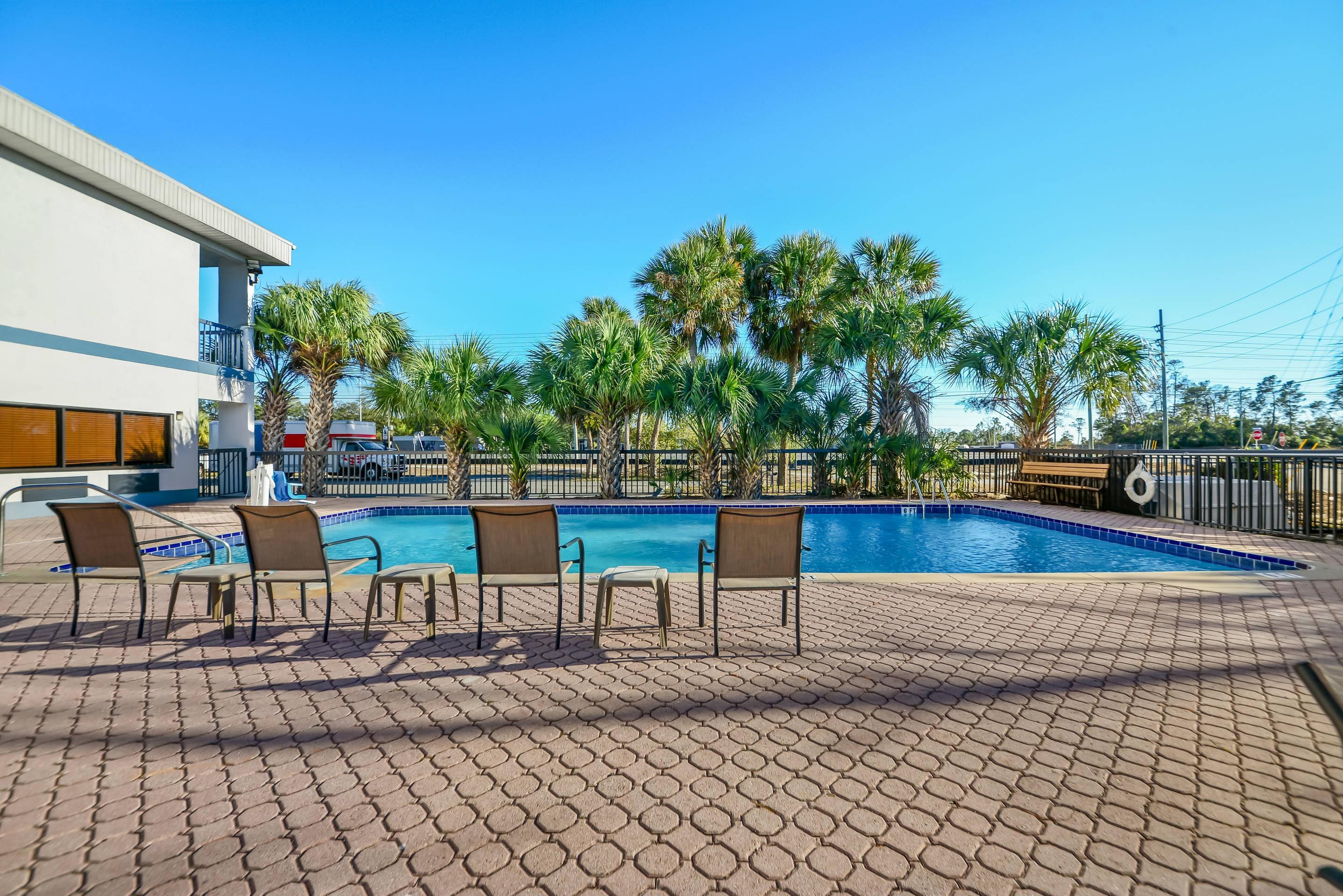 Outdoor pool | Quality Inn Weeki Wachee