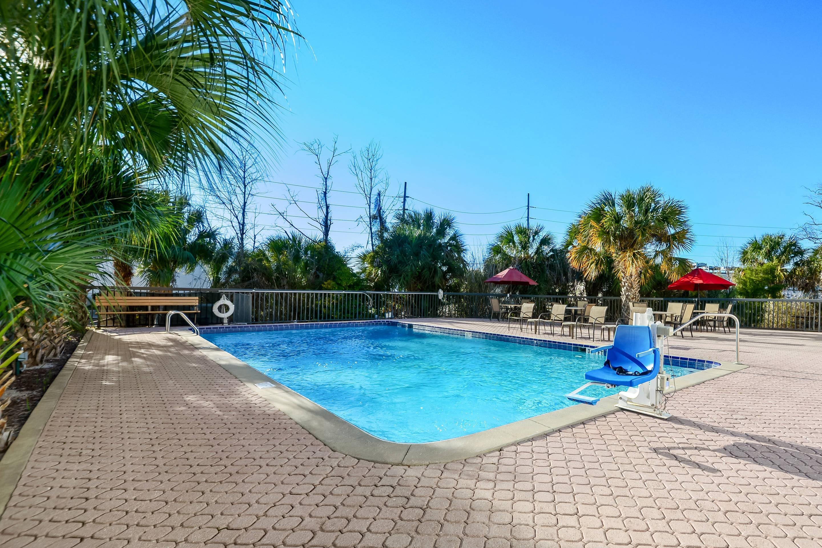 Outdoor pool | Quality Inn Weeki Wachee