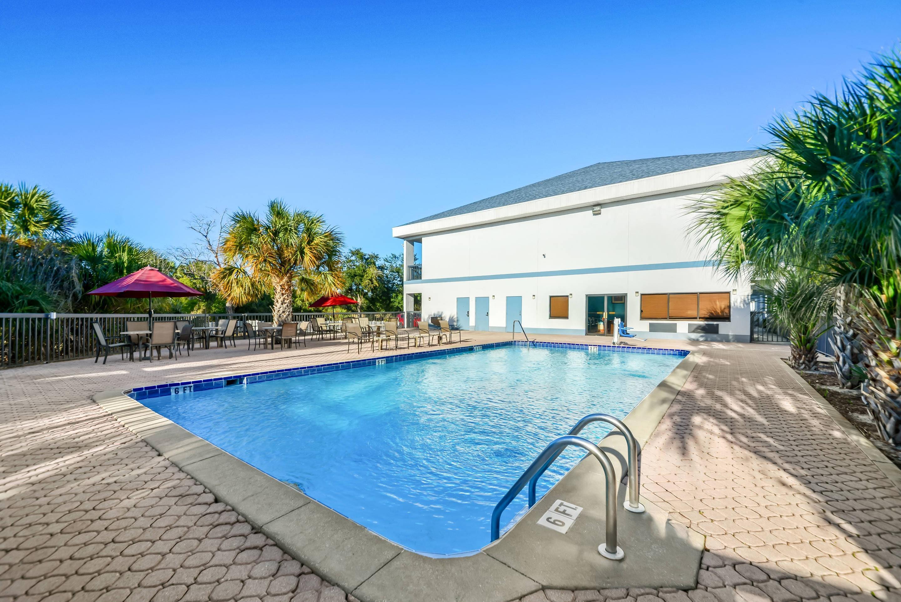 Outdoor pool | Quality Inn Weeki Wachee