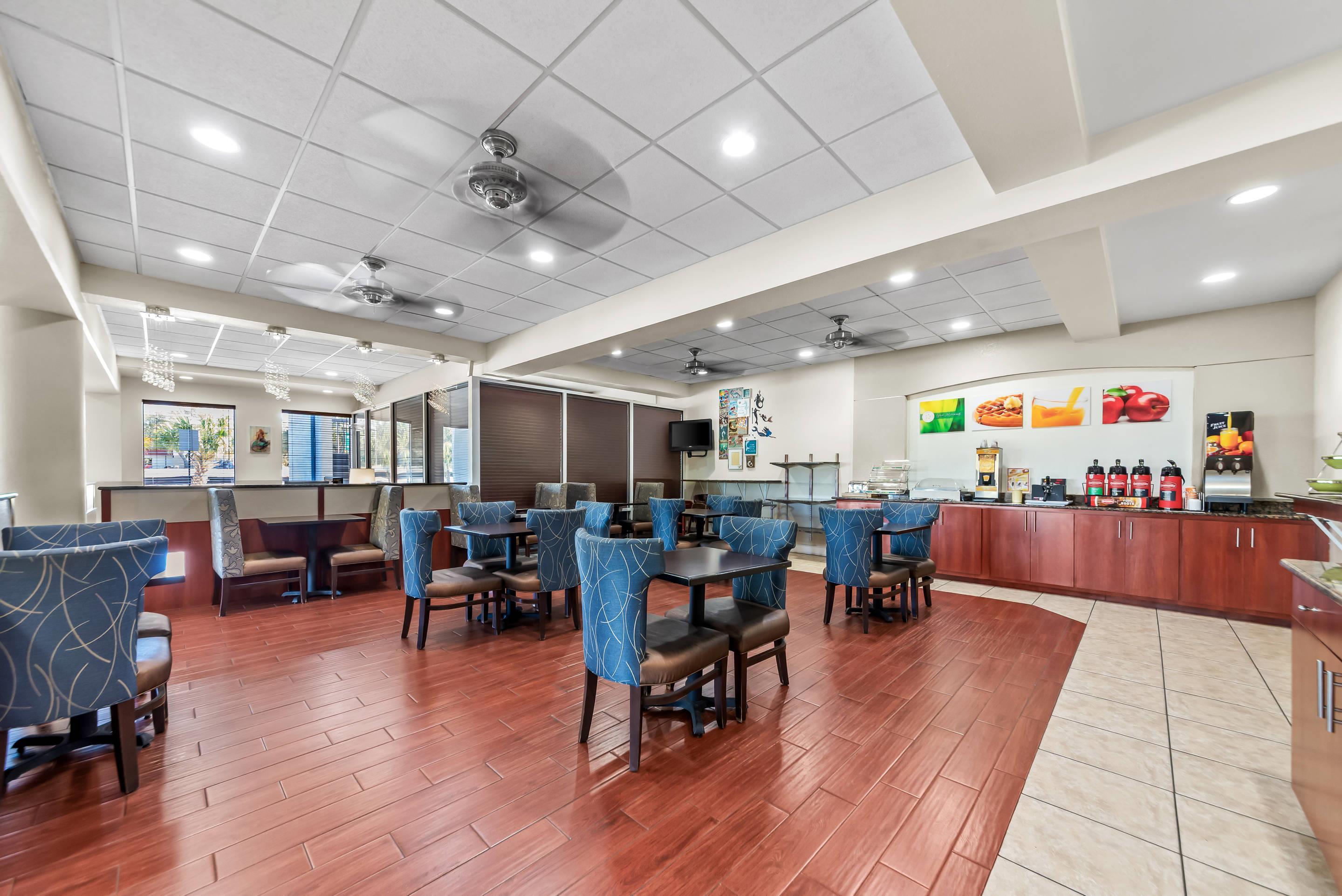 Breakfast area | Quality Inn Weeki Wachee