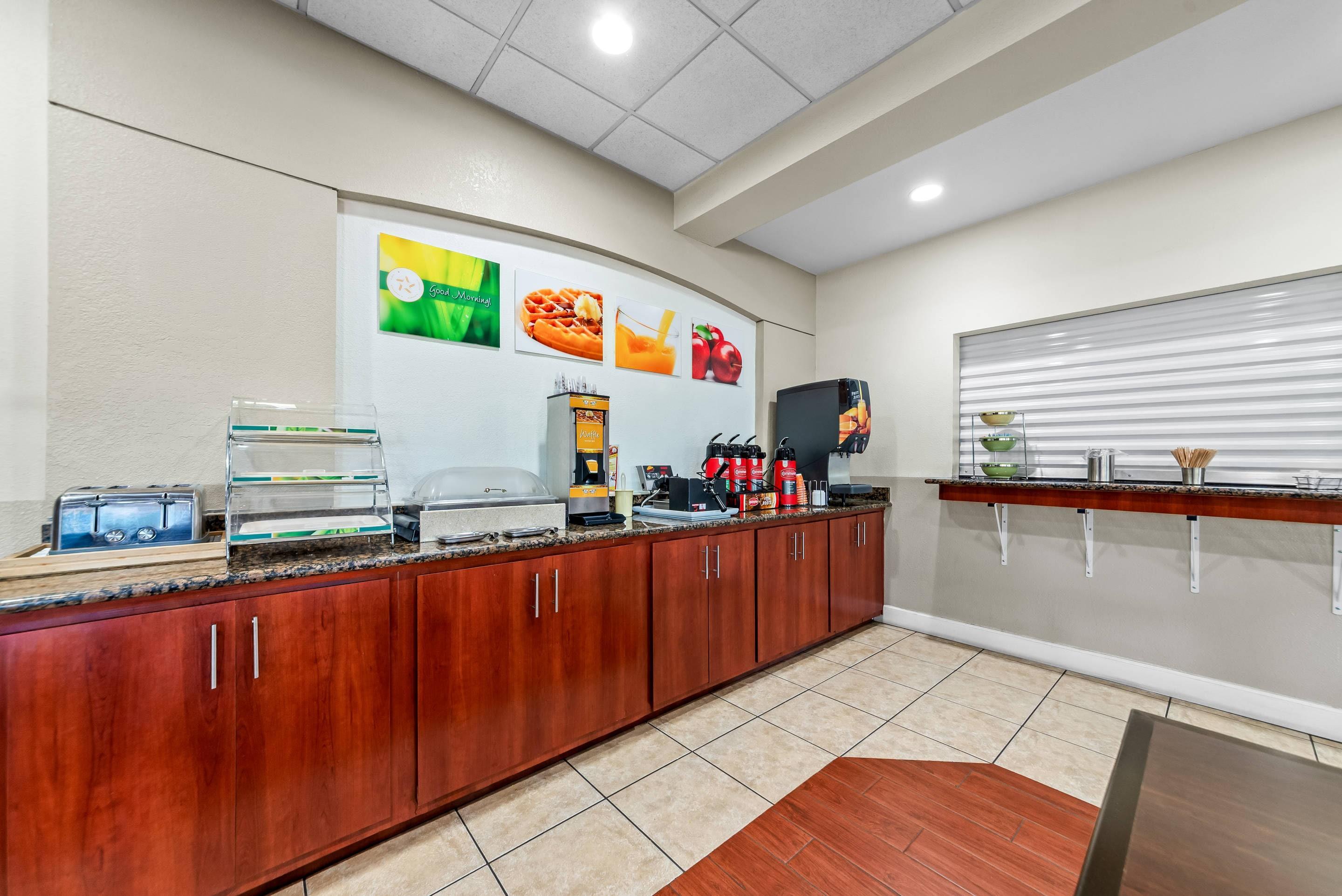 Breakfast area | Quality Inn Weeki Wachee