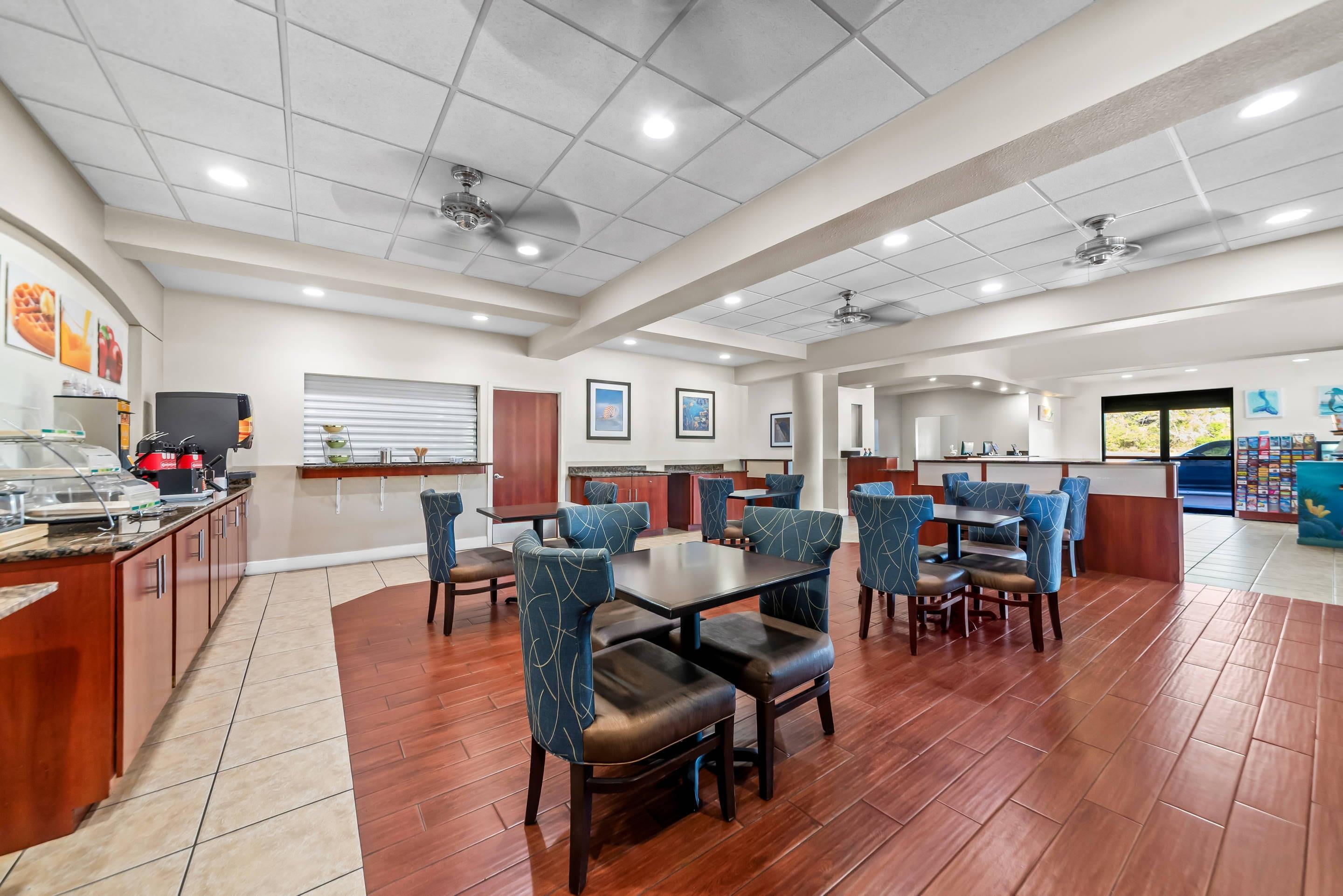 Breakfast area | Quality Inn Weeki Wachee