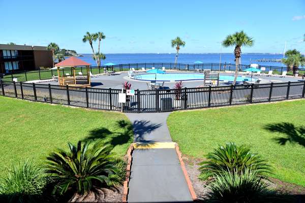 Pool - Quality Inn & Suites Gulf Breeze