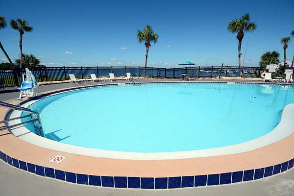 Pool - Quality Inn & Suites Gulf Breeze