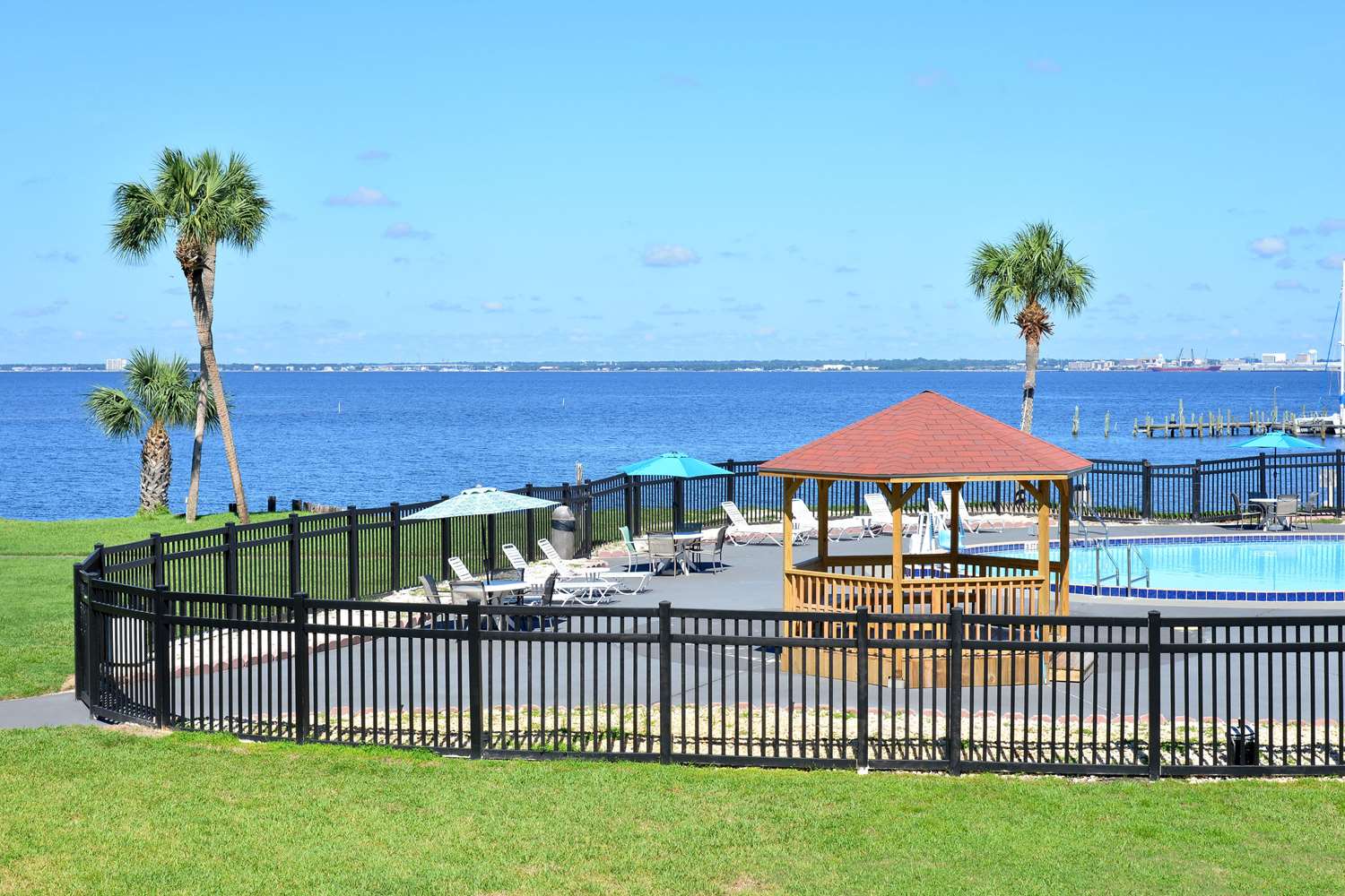 Quality Inn & Suites Gulf Breeze, FL See Discounts