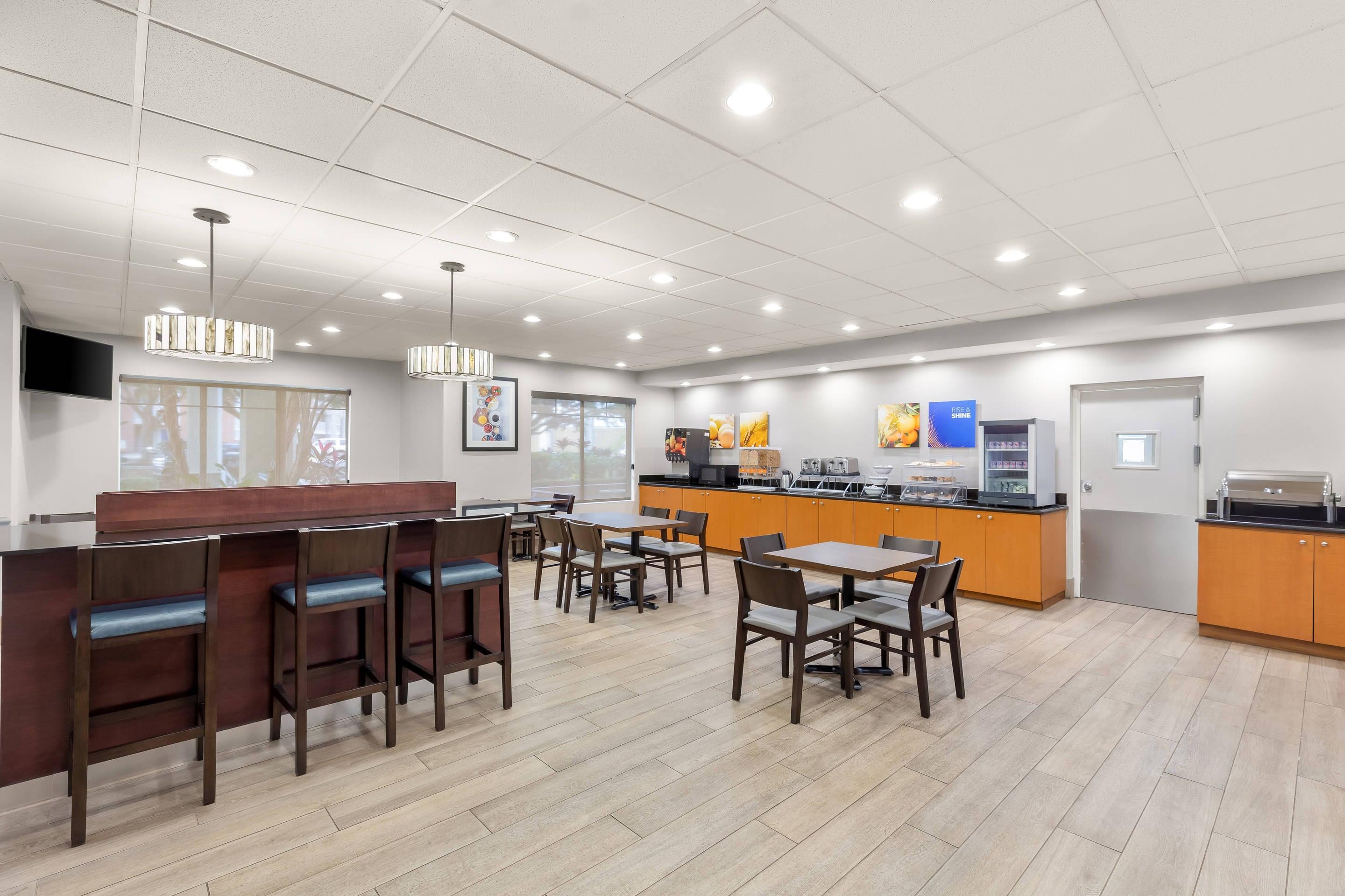 Breakfast area | Comfort Suites Near Universal Orlando Resort