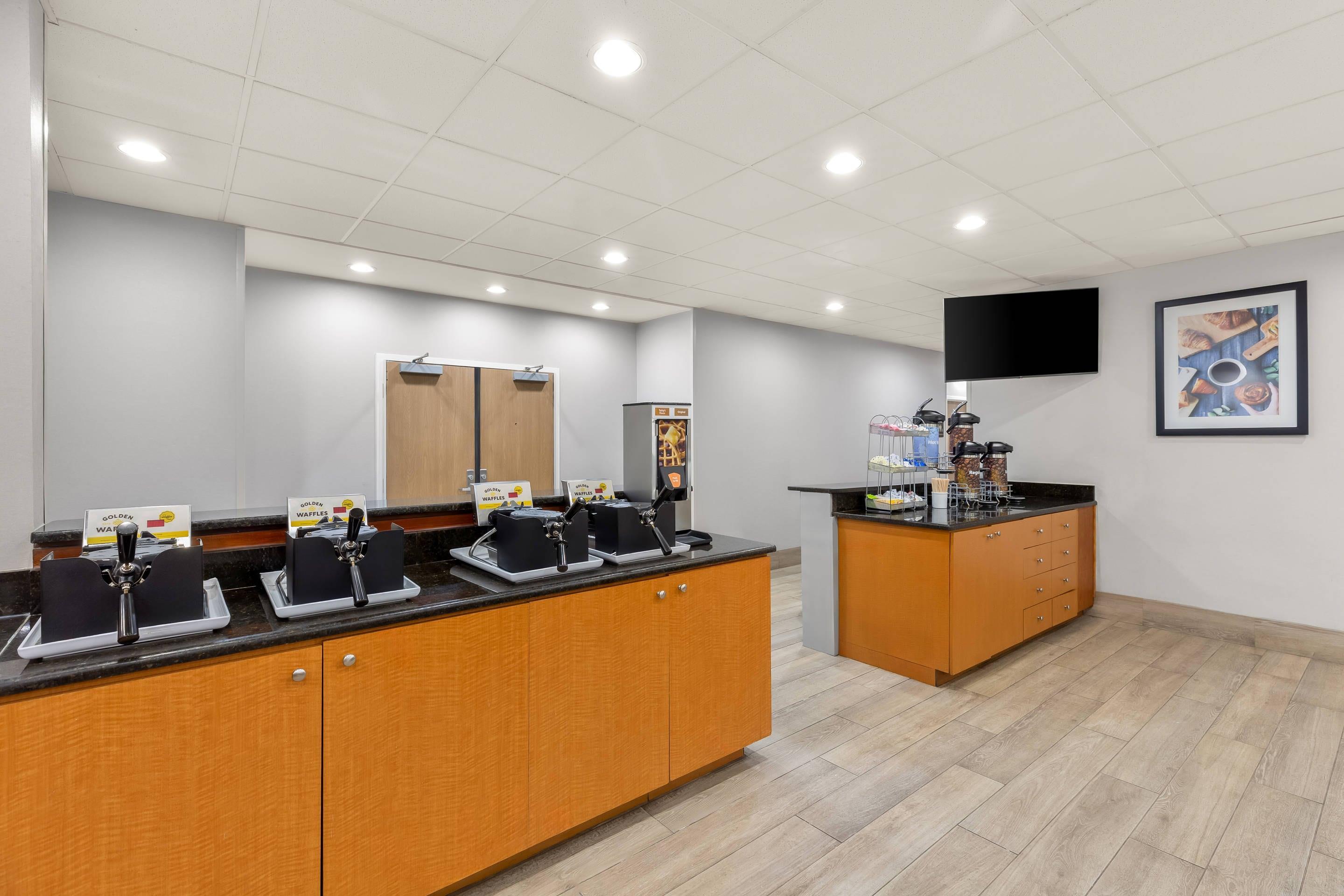Breakfast area | Comfort Suites Near Universal Orlando Resort