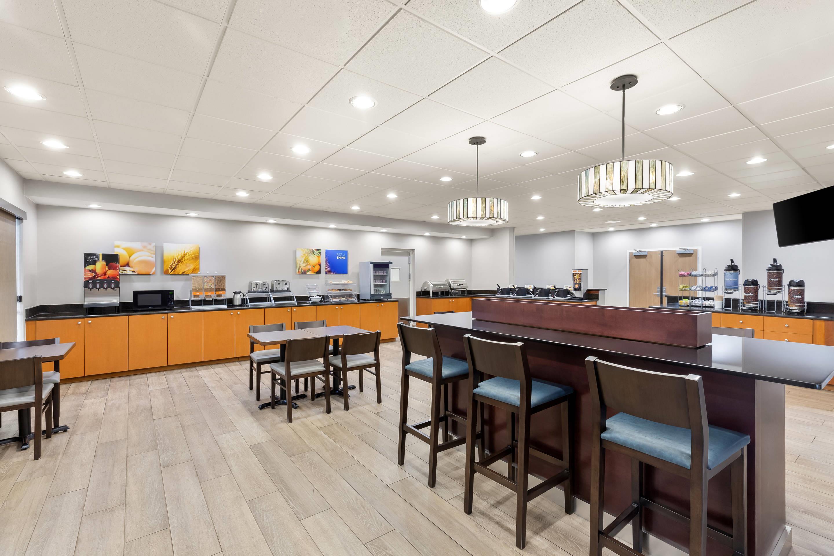 Breakfast area | Comfort Suites Near Universal Orlando Resort