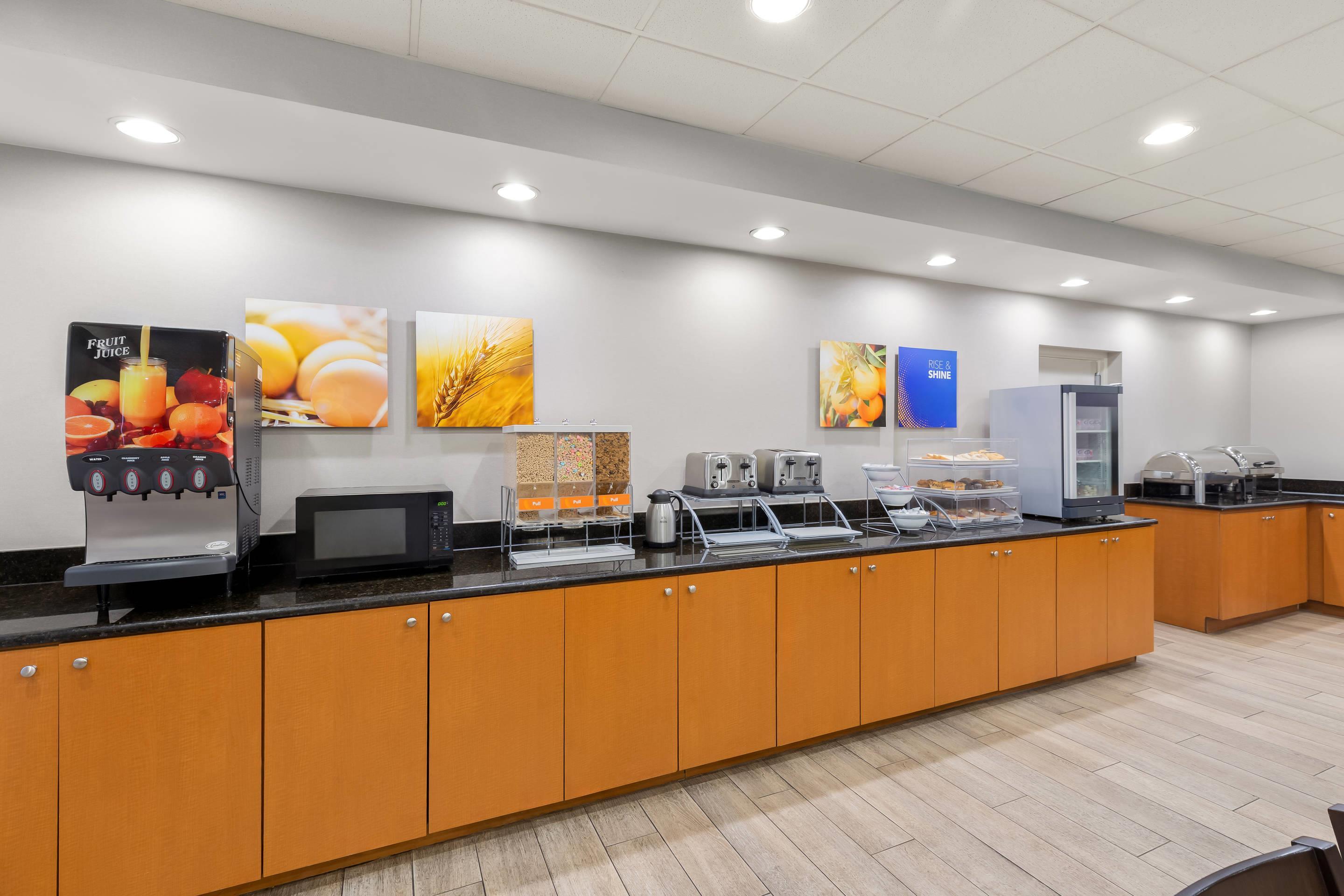 Breakfast area | Comfort Suites Near Universal Orlando Resort