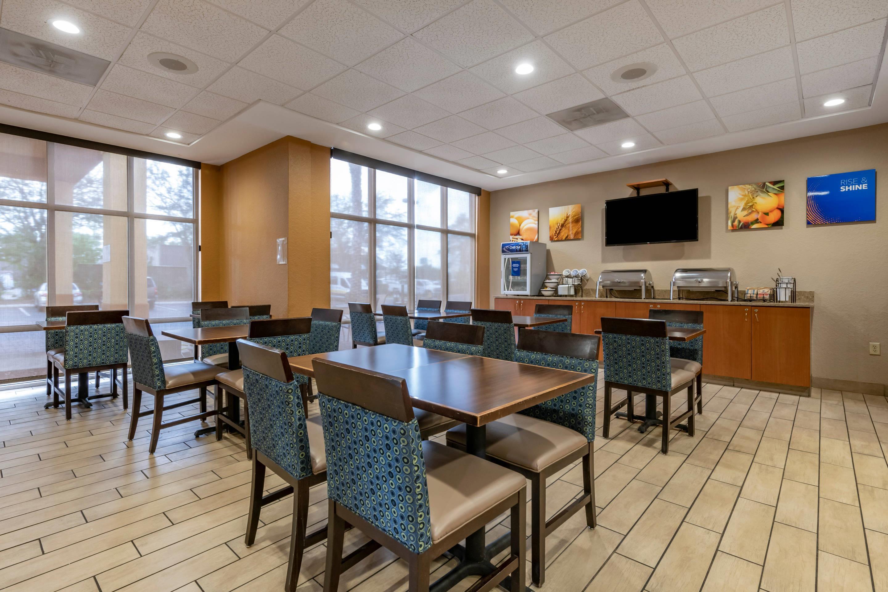 Breakfast area | Comfort Inn & Suites Orlando North