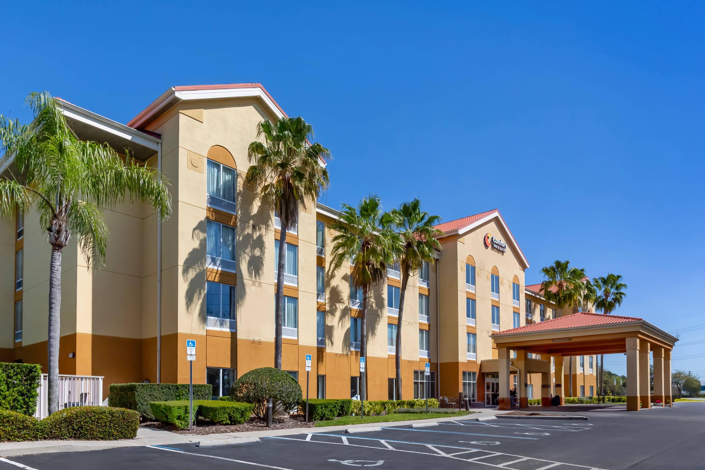 Hotel Entrance | Comfort Inn & Suites Orlando North
