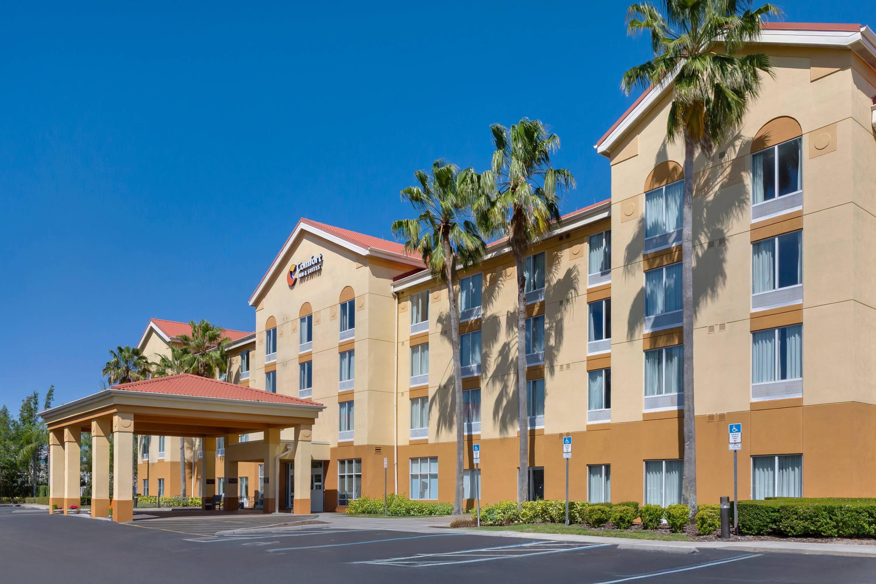 Hotel Entrance | Comfort Inn & Suites Orlando North